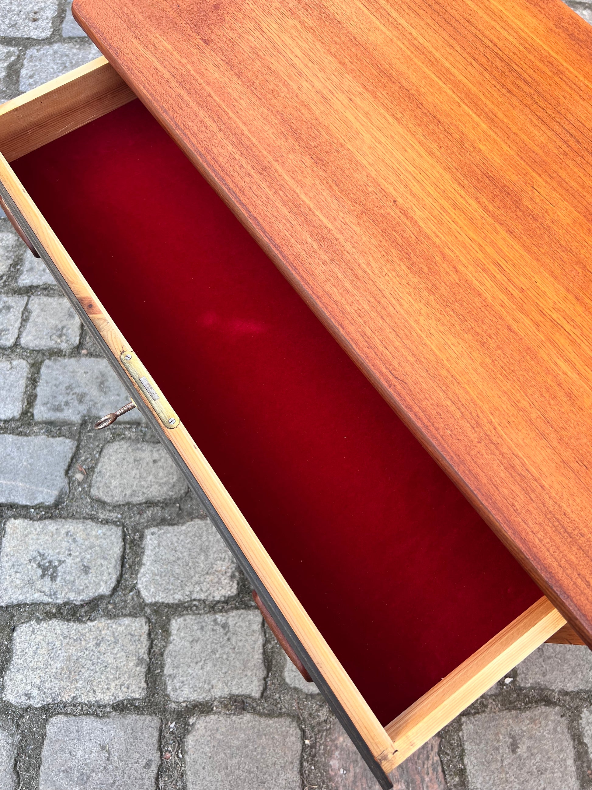 Kommode Teak mit vier abschließbaren Schubläden aus Dänemark