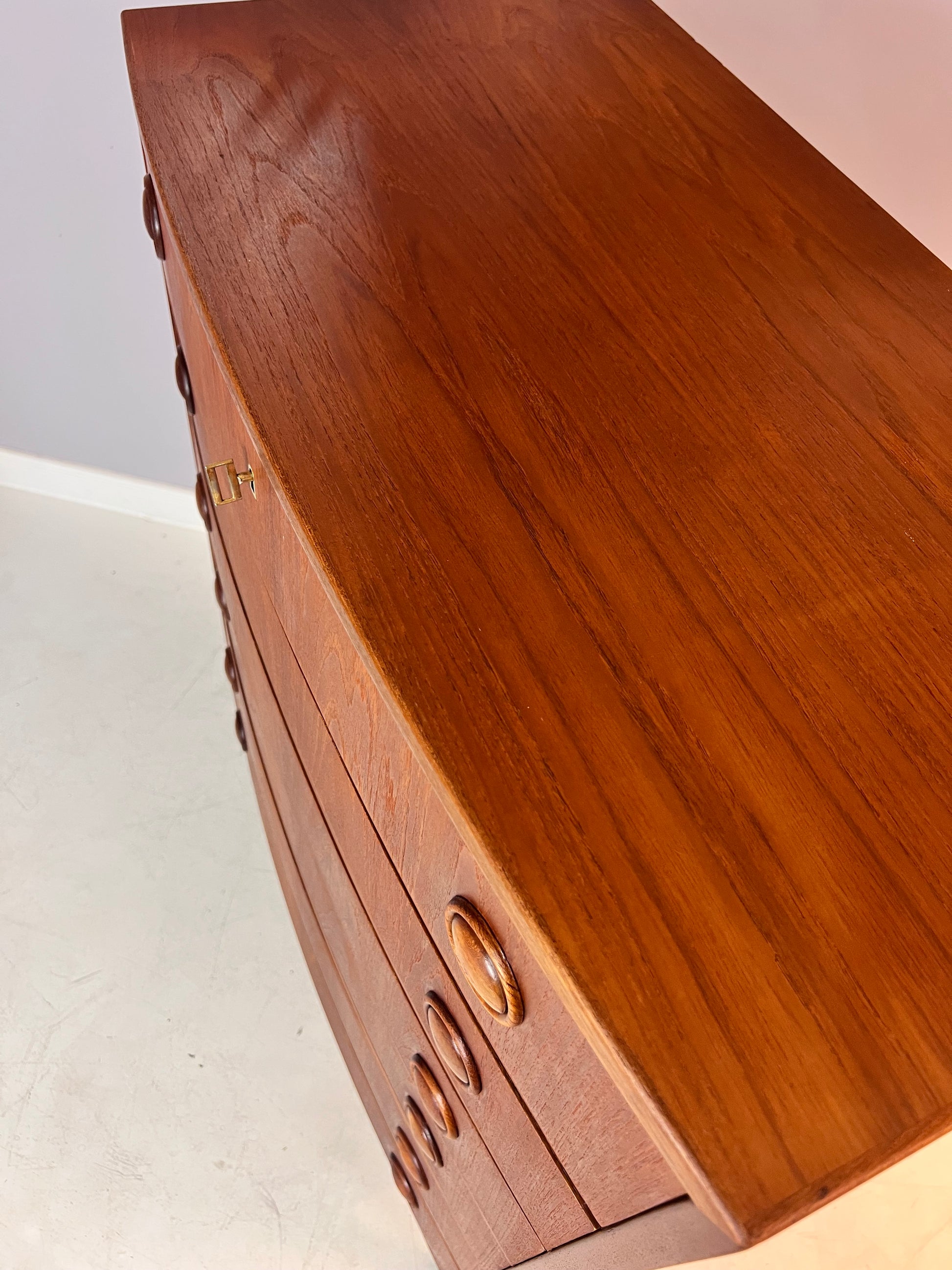 Kommode mit gerundeter Front Teak aus Dänemark