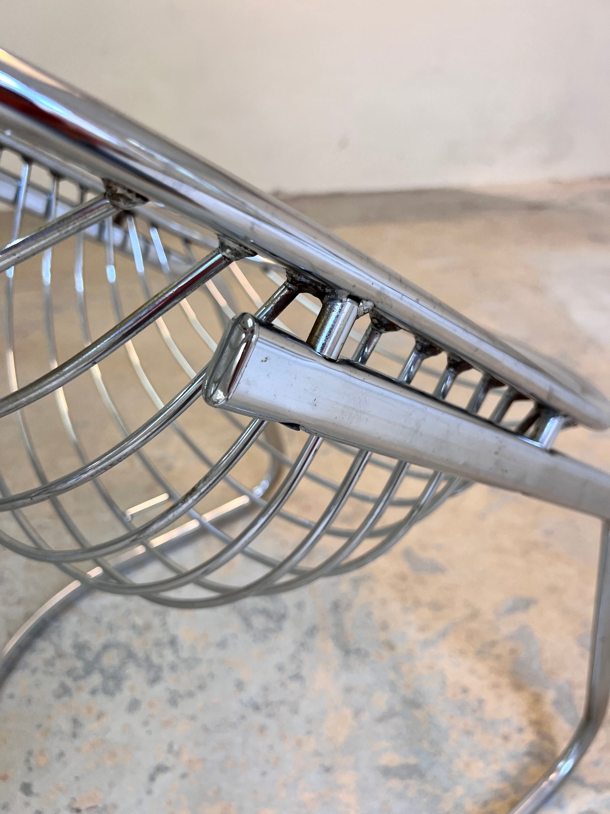 Freischwinger Modell Egg Chair mit Fell von Gastone Rinaldi