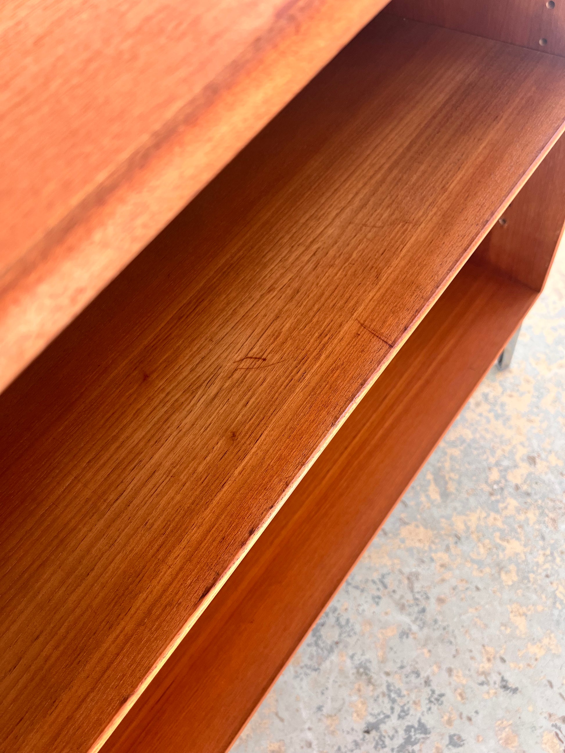 Regal Teak mit neuen Chromfüßen von Søborg Møbelfabrik