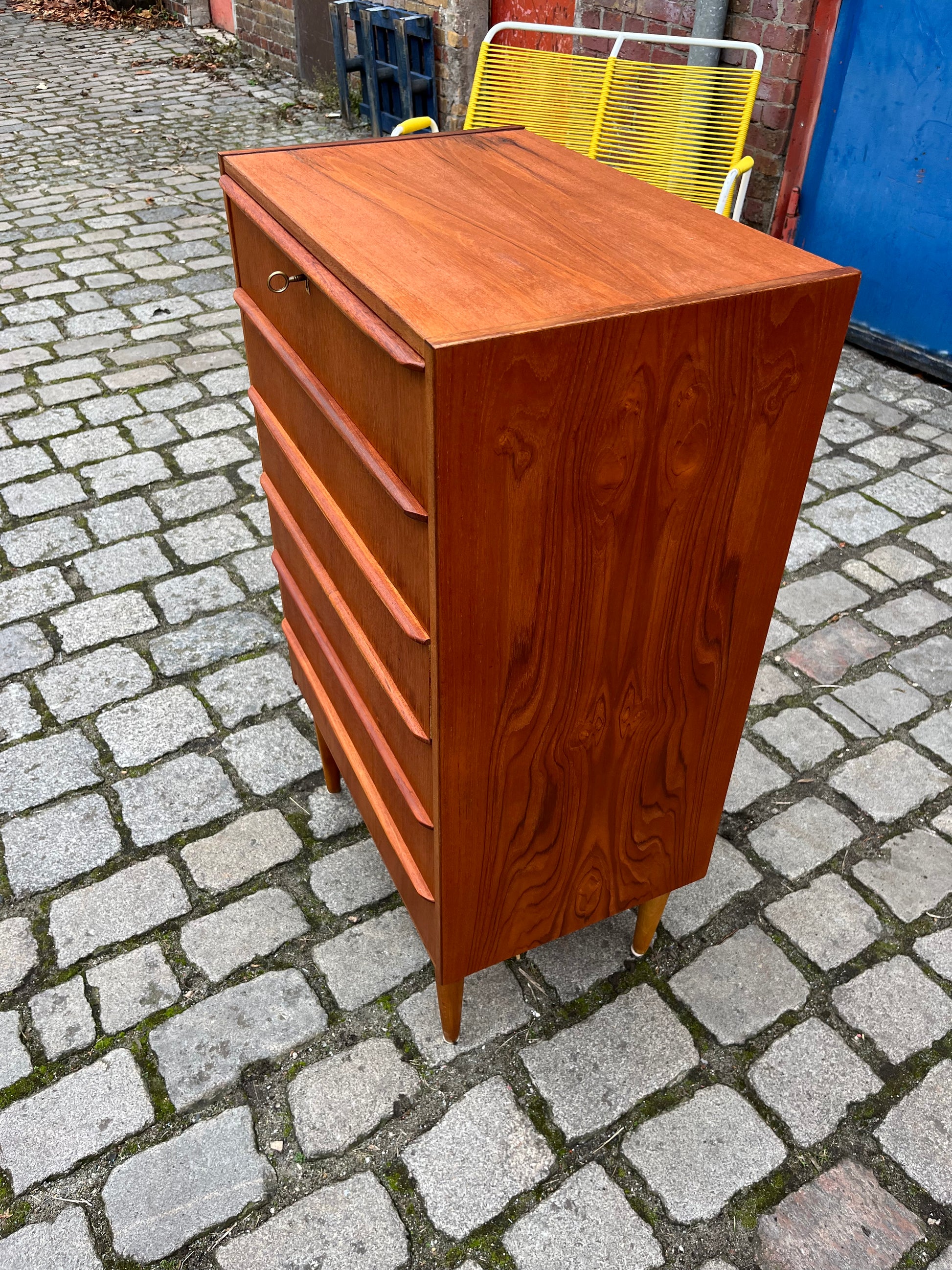 Kommode Teak mit Schloss & durchgängigen Griffen