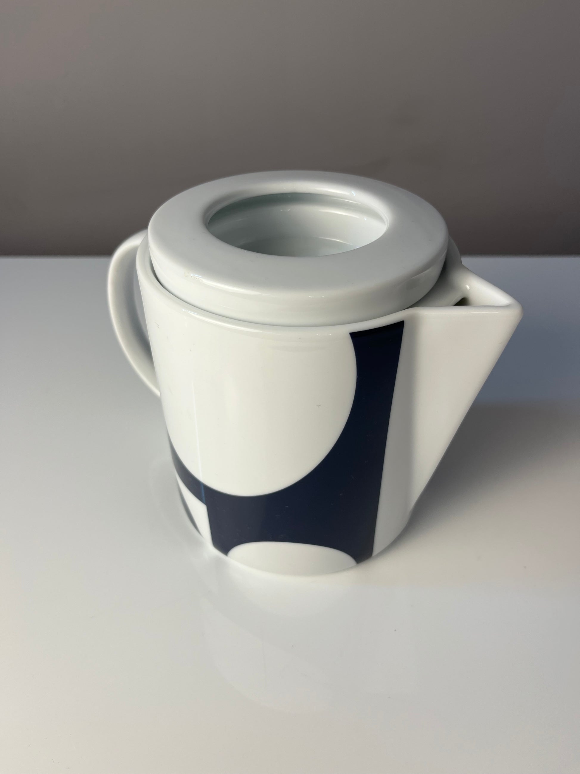 Teekanne dunkelblau weiß mit "Geometry 1" Print von Verner Panton für Menu
