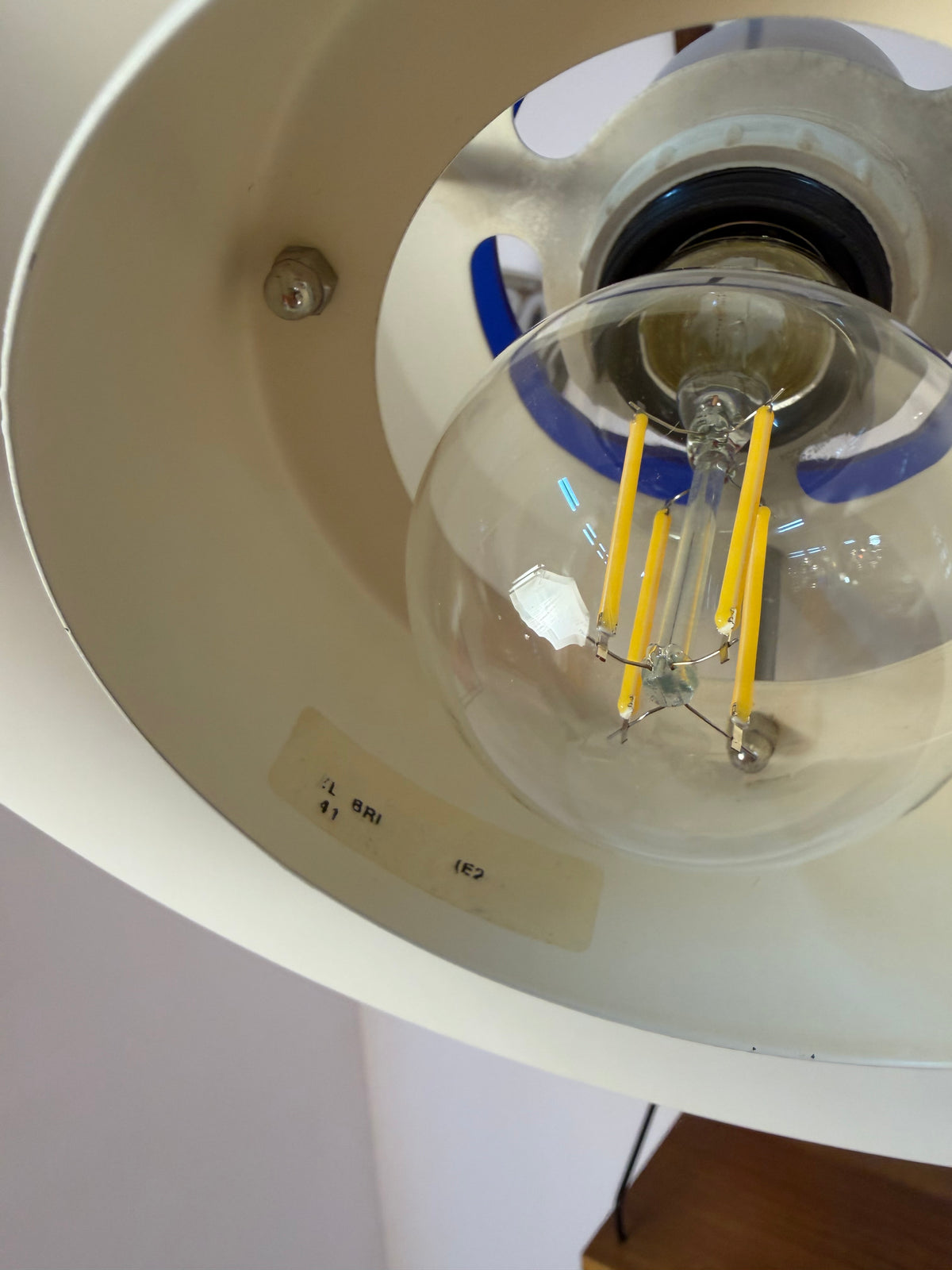 Lamellenlampe weiß mit blauem Akzentring aus Dänemark