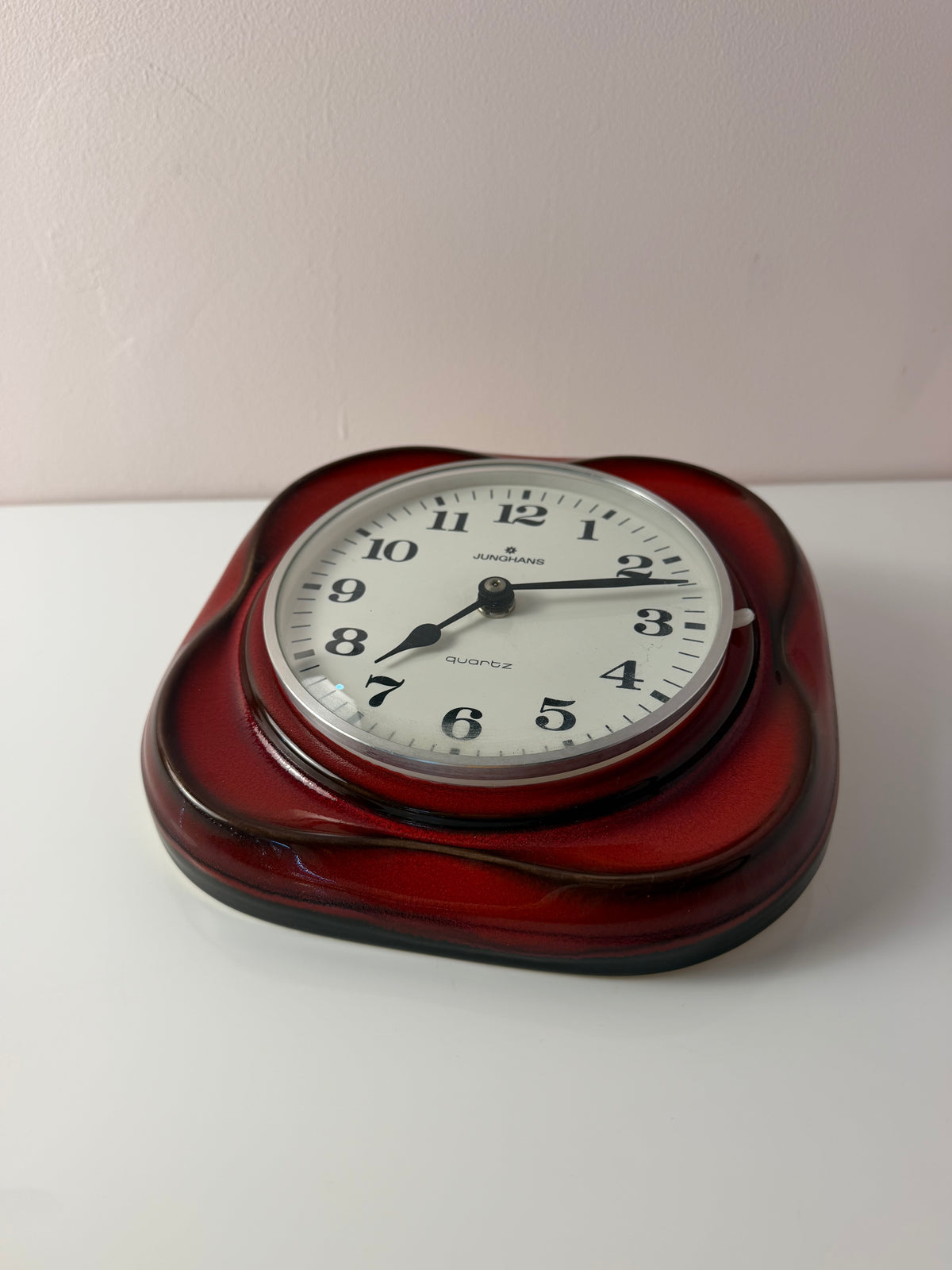 Wanduhr Modell 3688 rot von Junghans Quartz