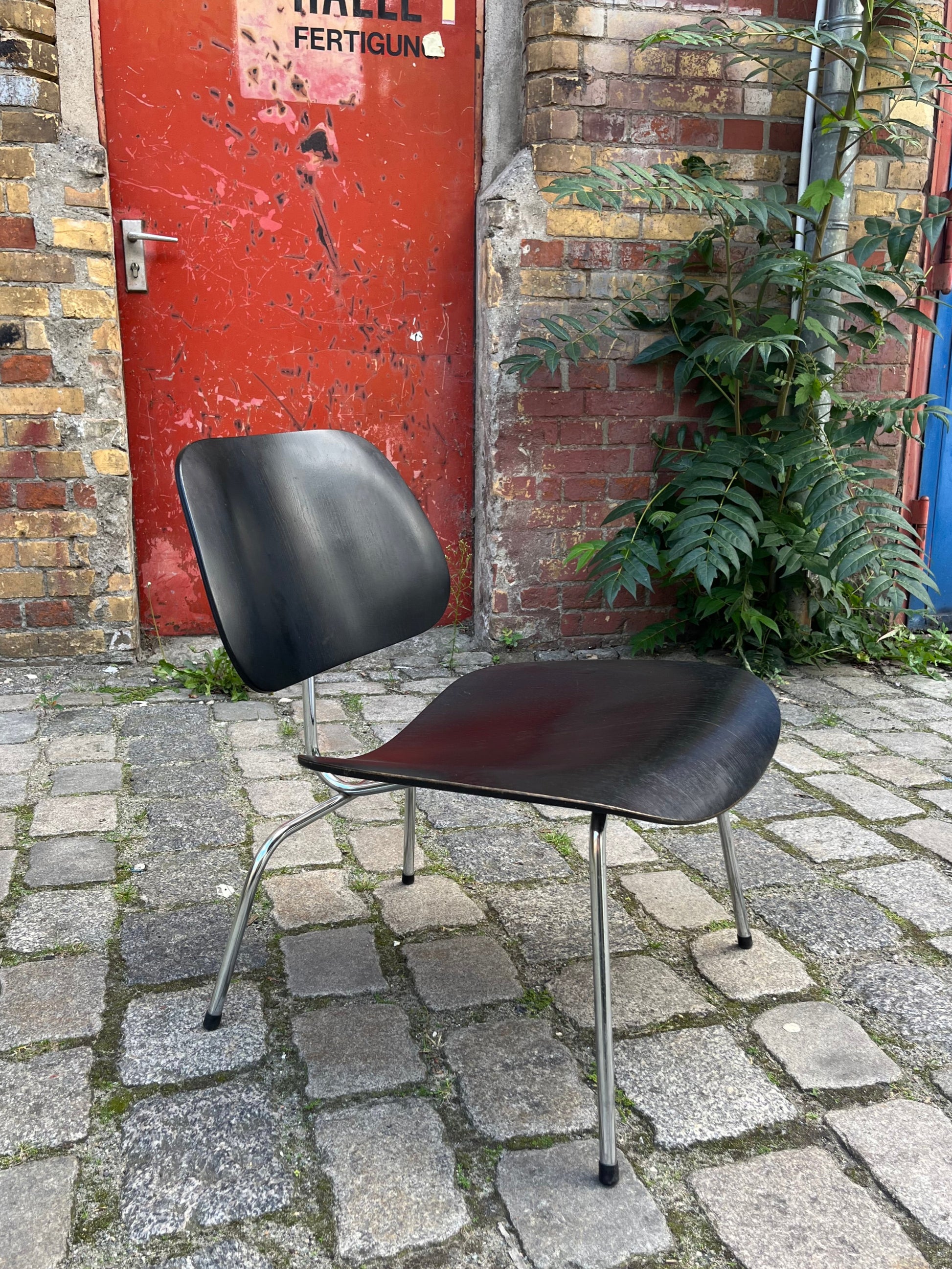 Sessel LCM schwarz Plywood von Ray & Charles Eames