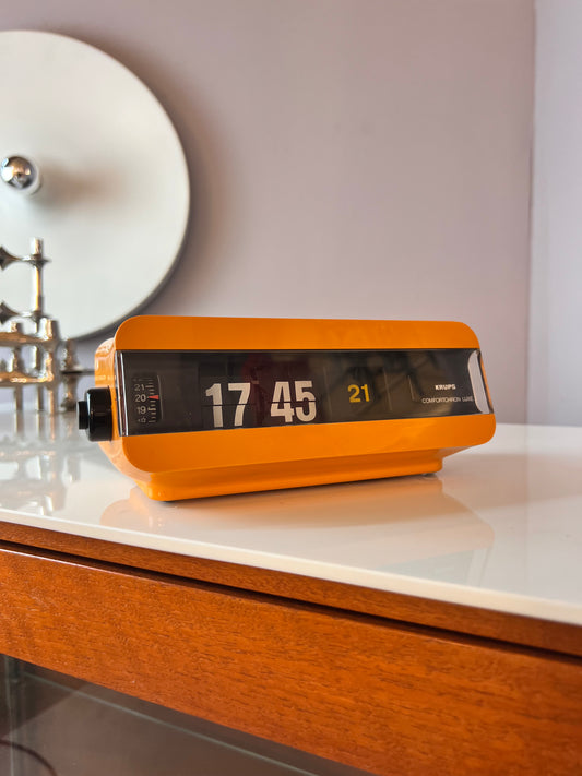 Wecker Comfortchron orange mit Klappzahlen von KRUPS