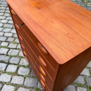 Kommode Teak mit Muschelgriffen & Schloss aus Dänemark