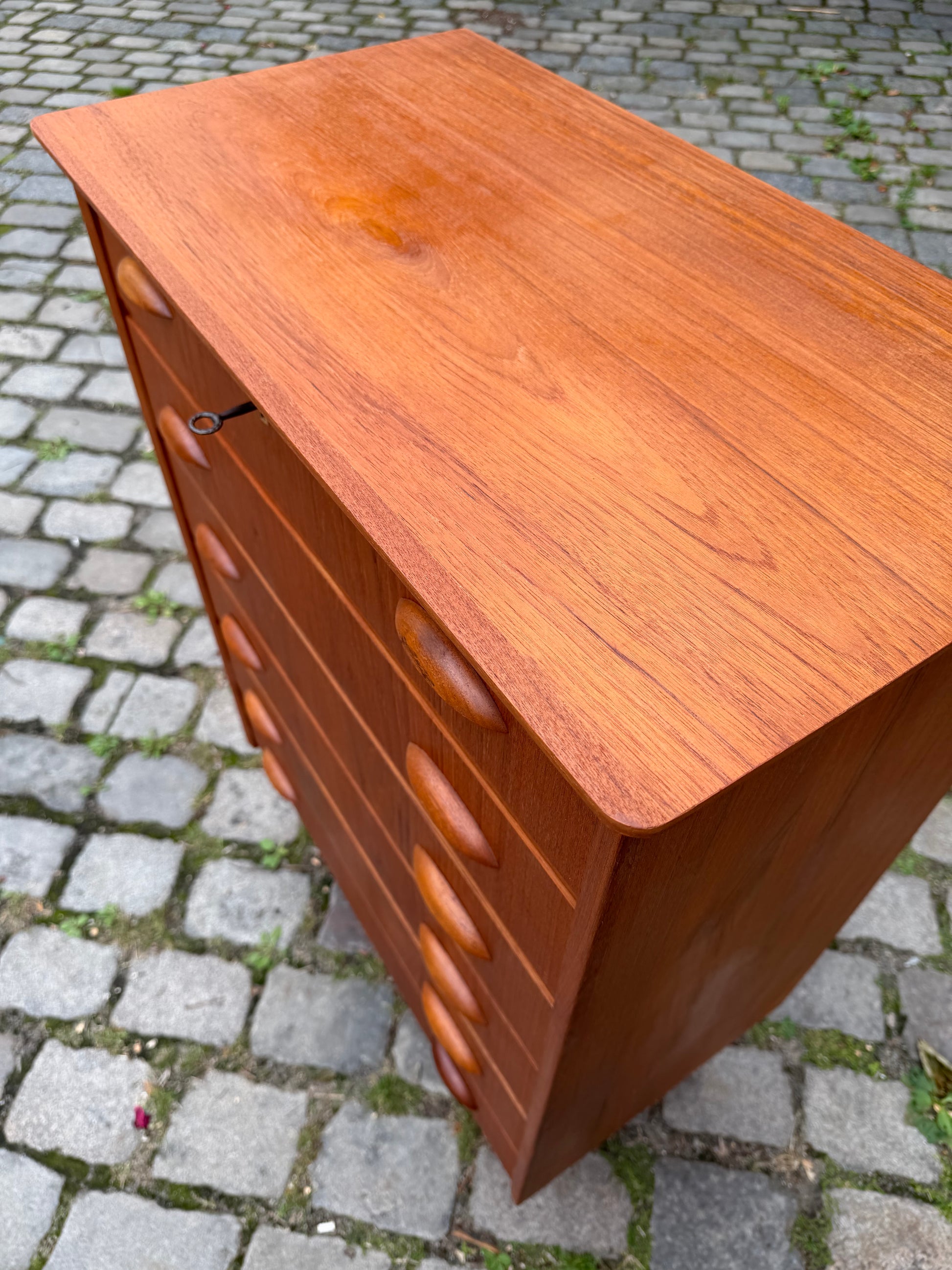 Kommode Teak mit Muschelgriffen & Schloss aus Dänemark