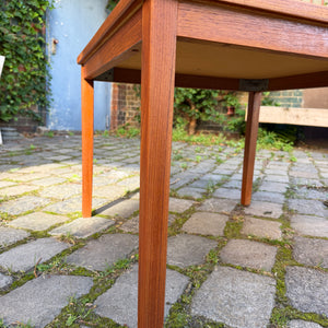 Quadratischer Beistelltisch Teak mit blauen Fliesen aus Dänemark