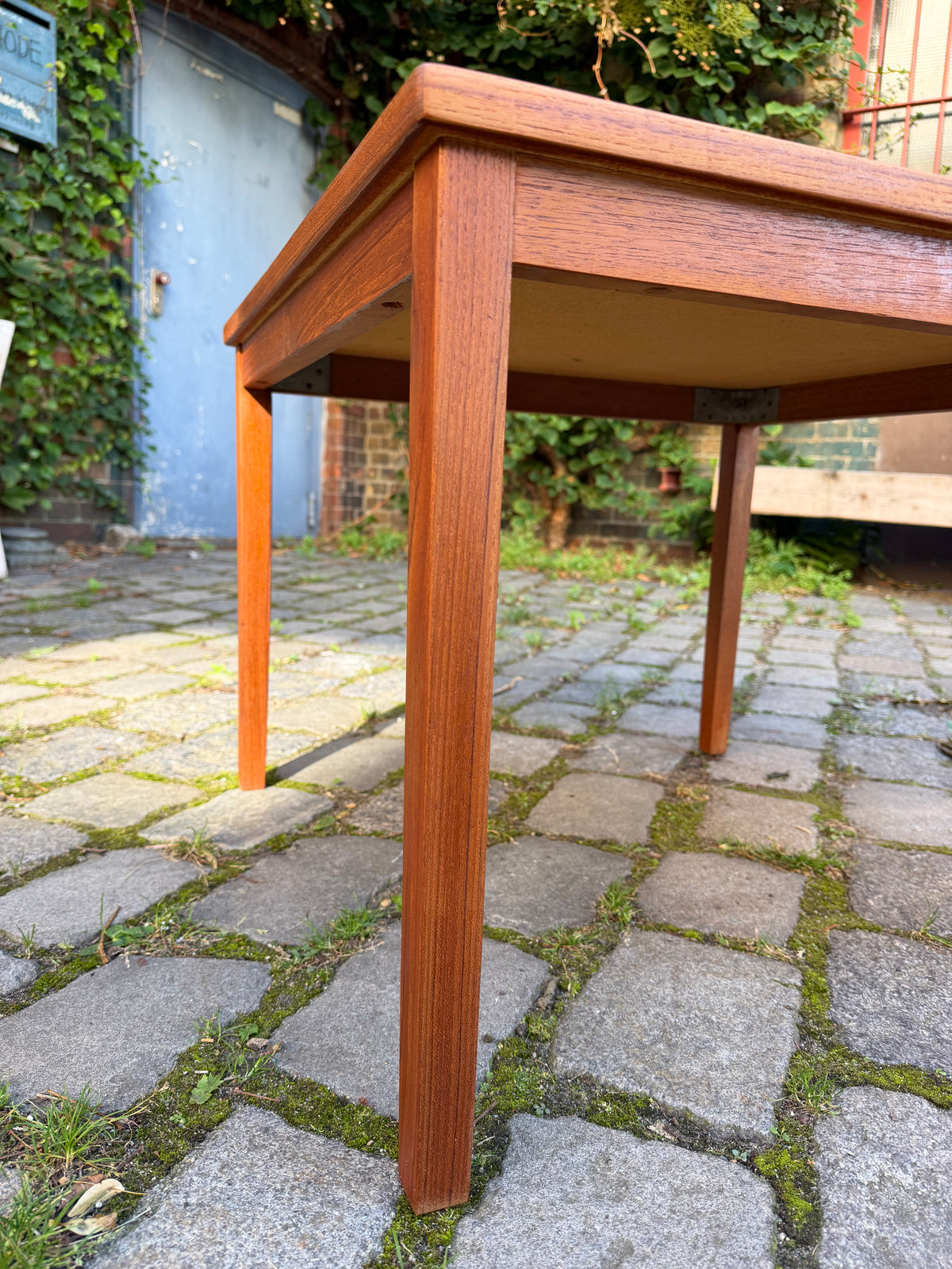 Quadratischer Beistelltisch Teak mit blauen Fliesen aus Dänemark