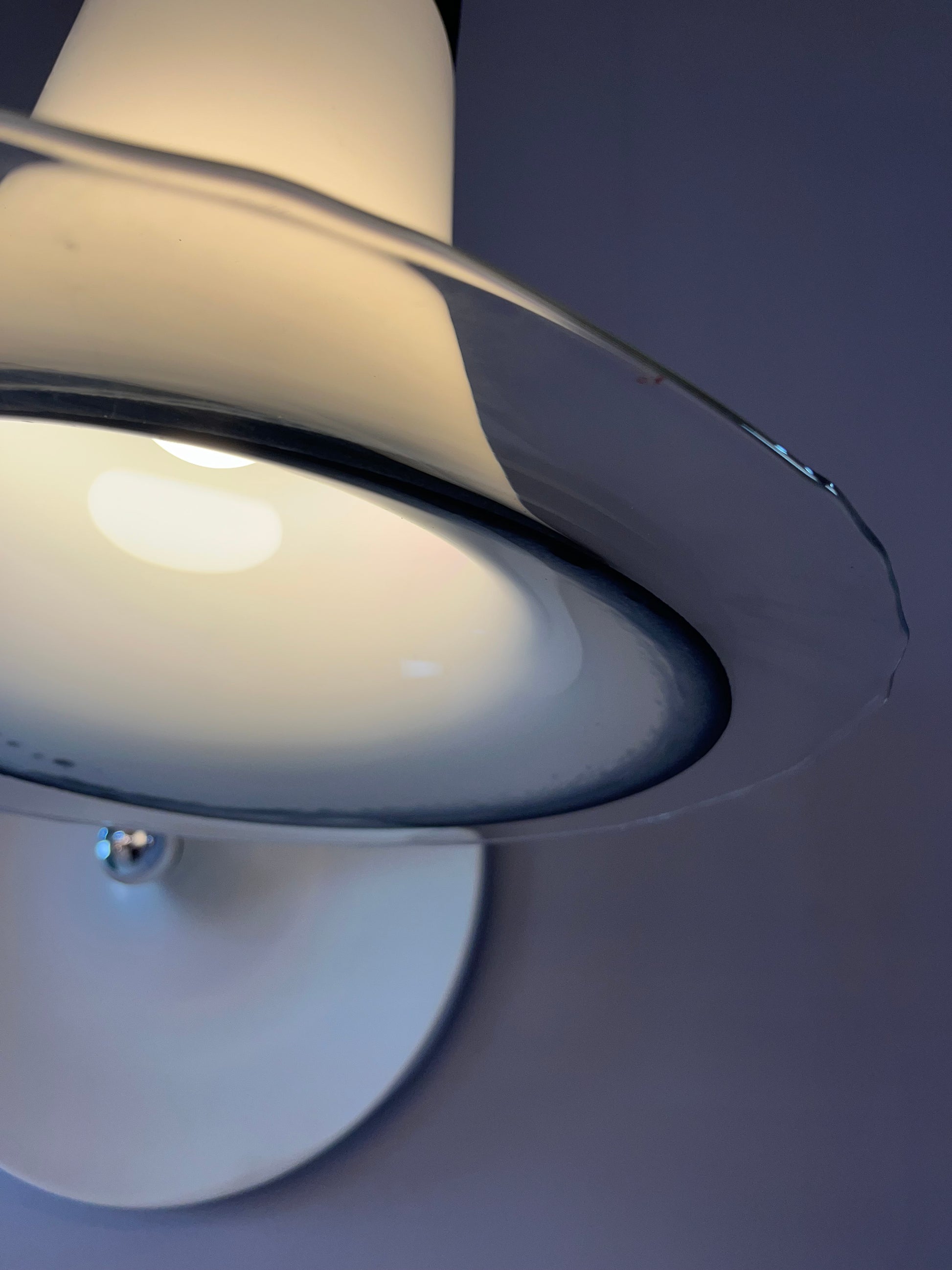 Trompetenlampe schwarz weiß Glas von Peill & Putzler