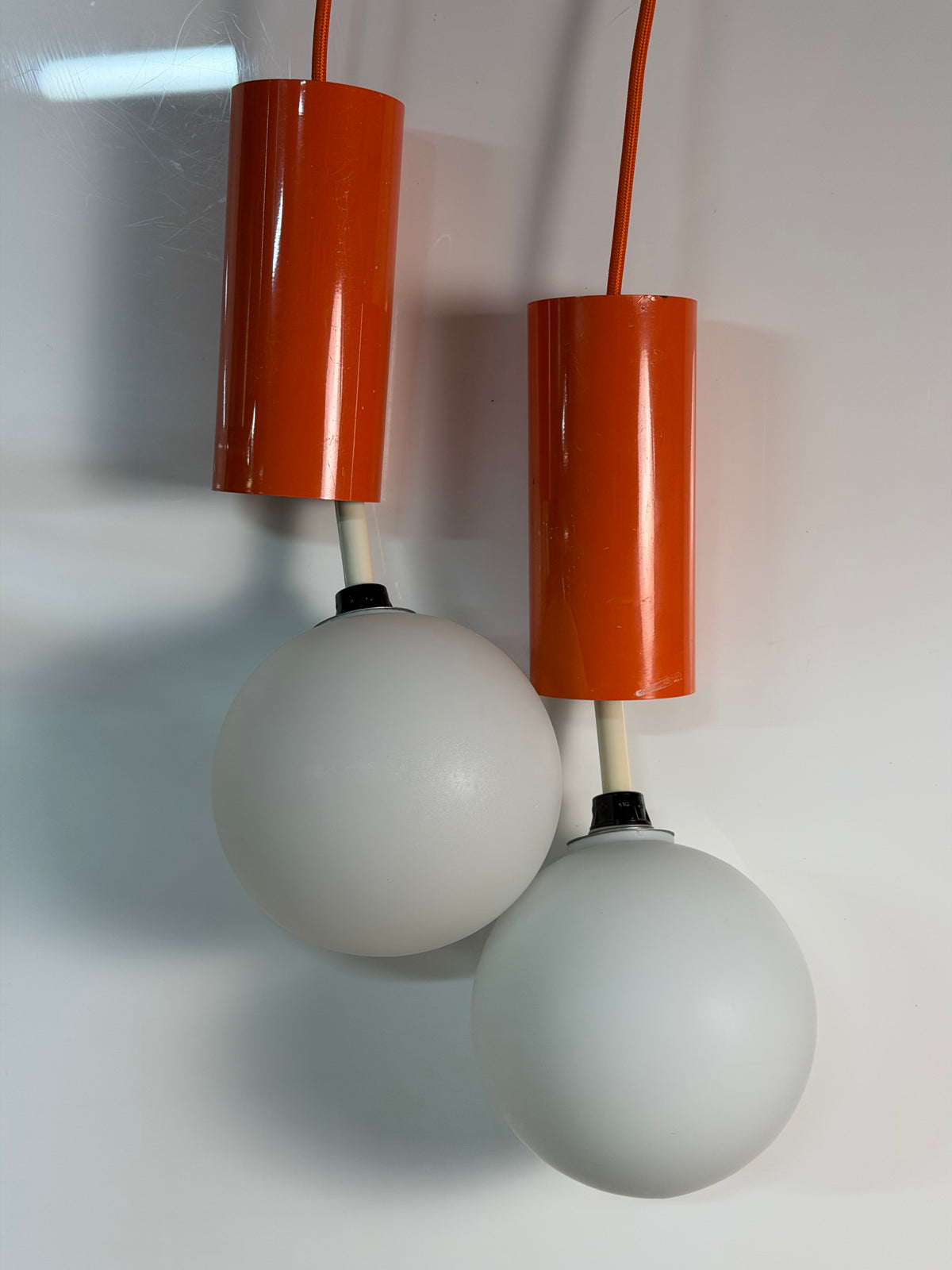 Set: 2x Hängelampe orange mit Opalglas Globus