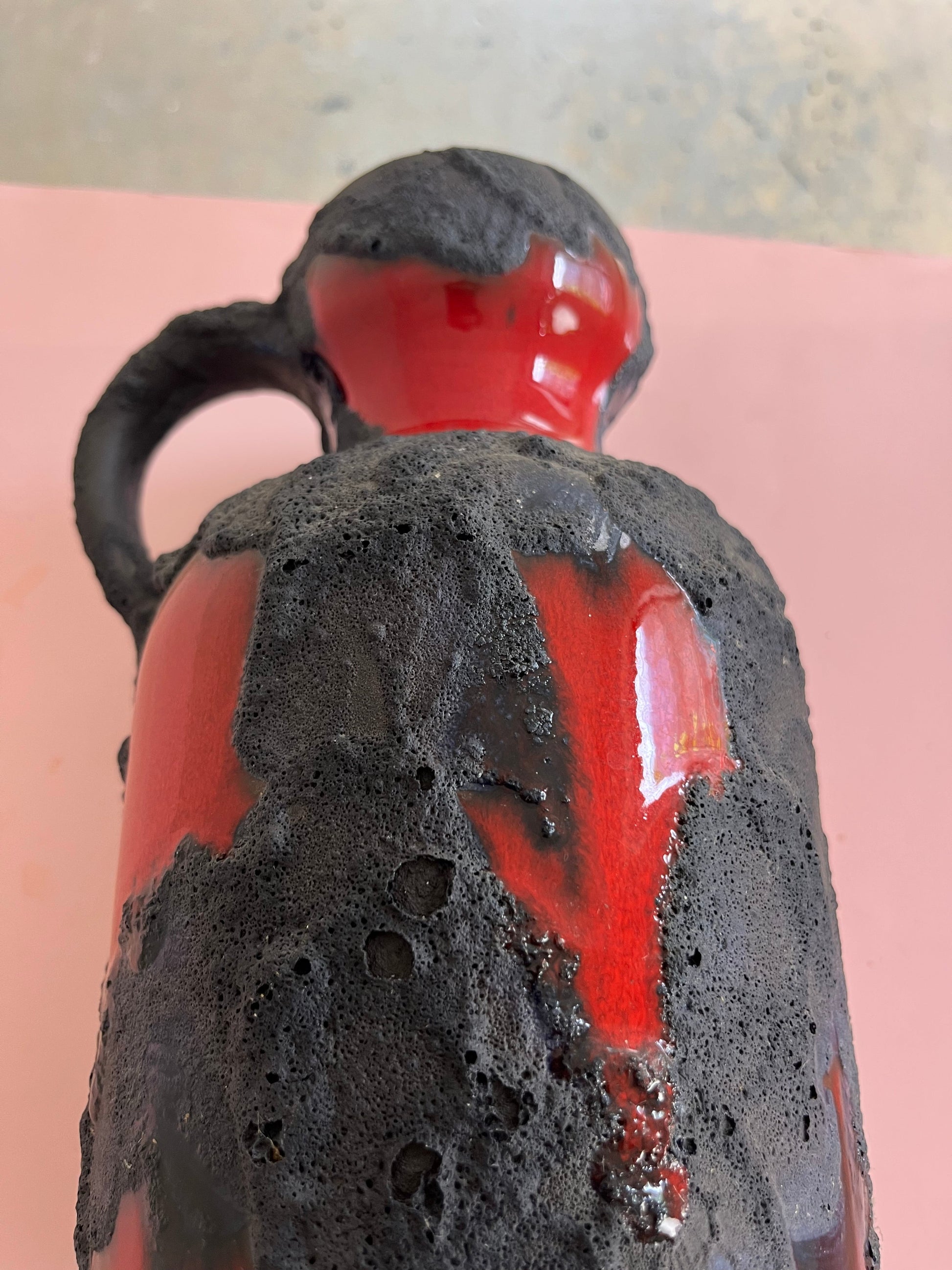 Vase Fat Lava rot schwarz von Marei Keramik