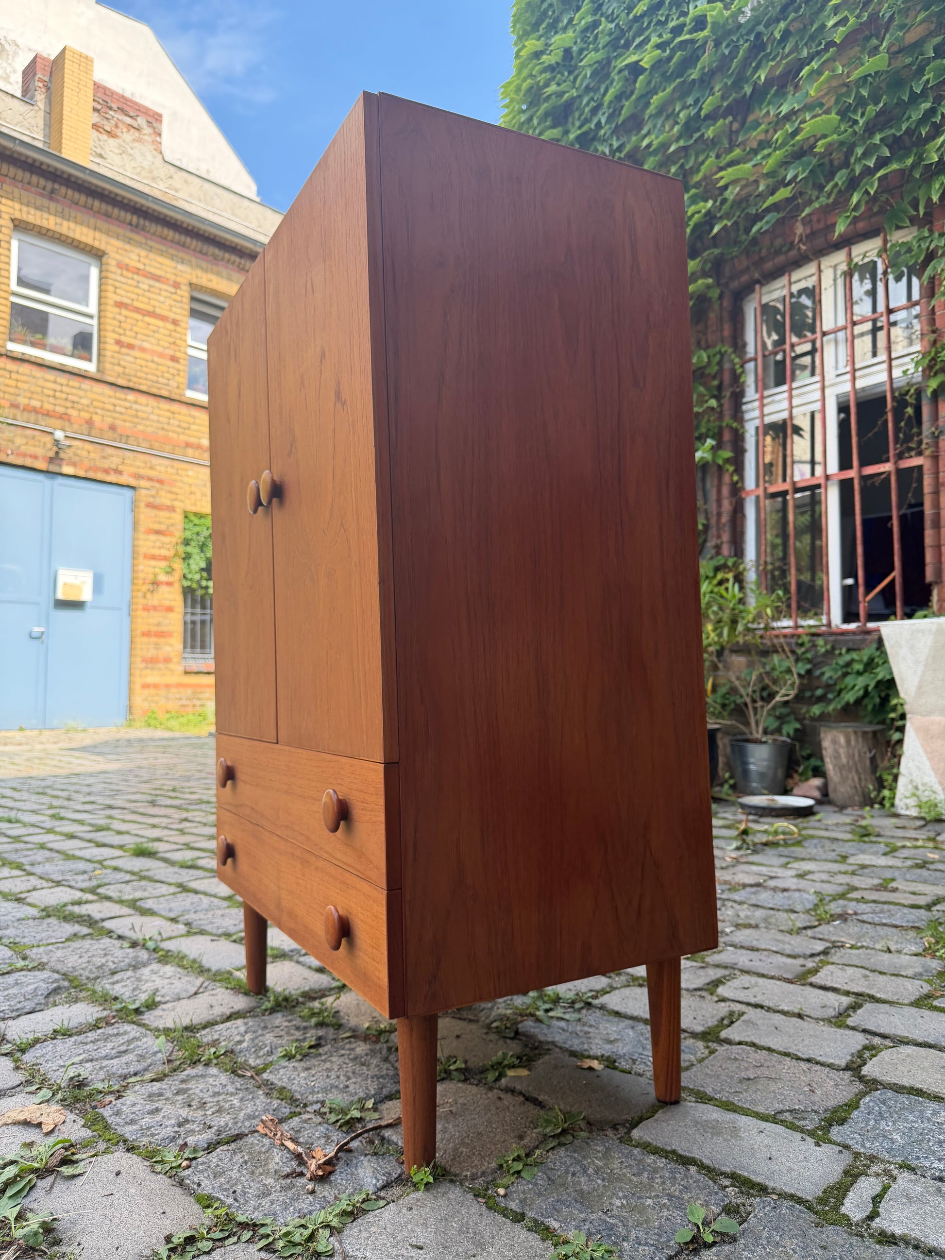Schrank Teak mit runden Griffen aus Dänemark