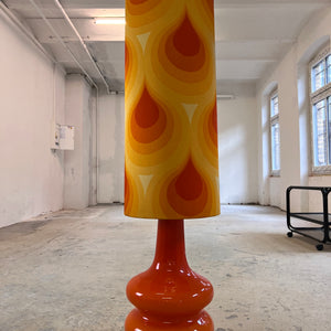 Stehlampe orange mit leuchtendem Glasfuß und 70er Schirm von Pako