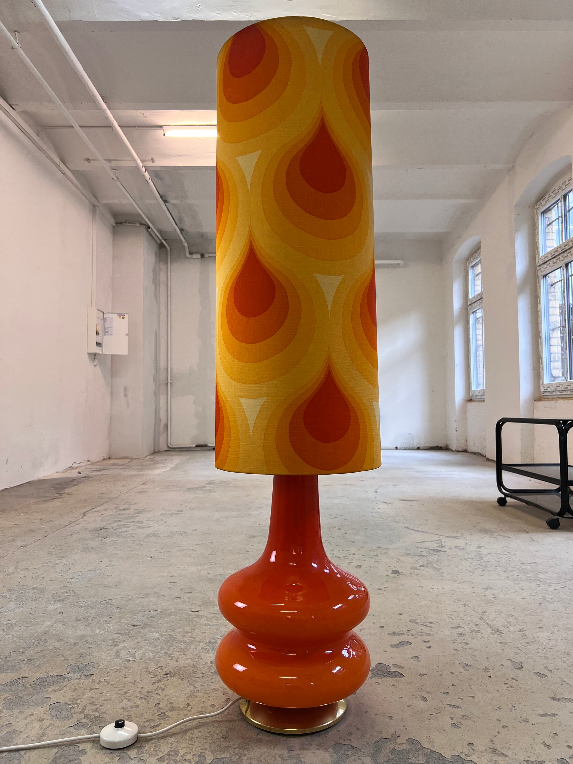 Stehlampe orange mit leuchtendem Glasfuß und 70er Schirm von Pako