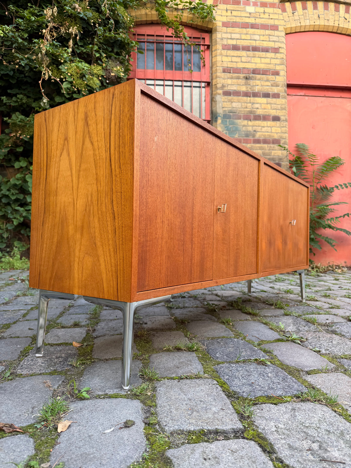 Sideboard Teak mit Flügeltüren & neuen Chromfüßen