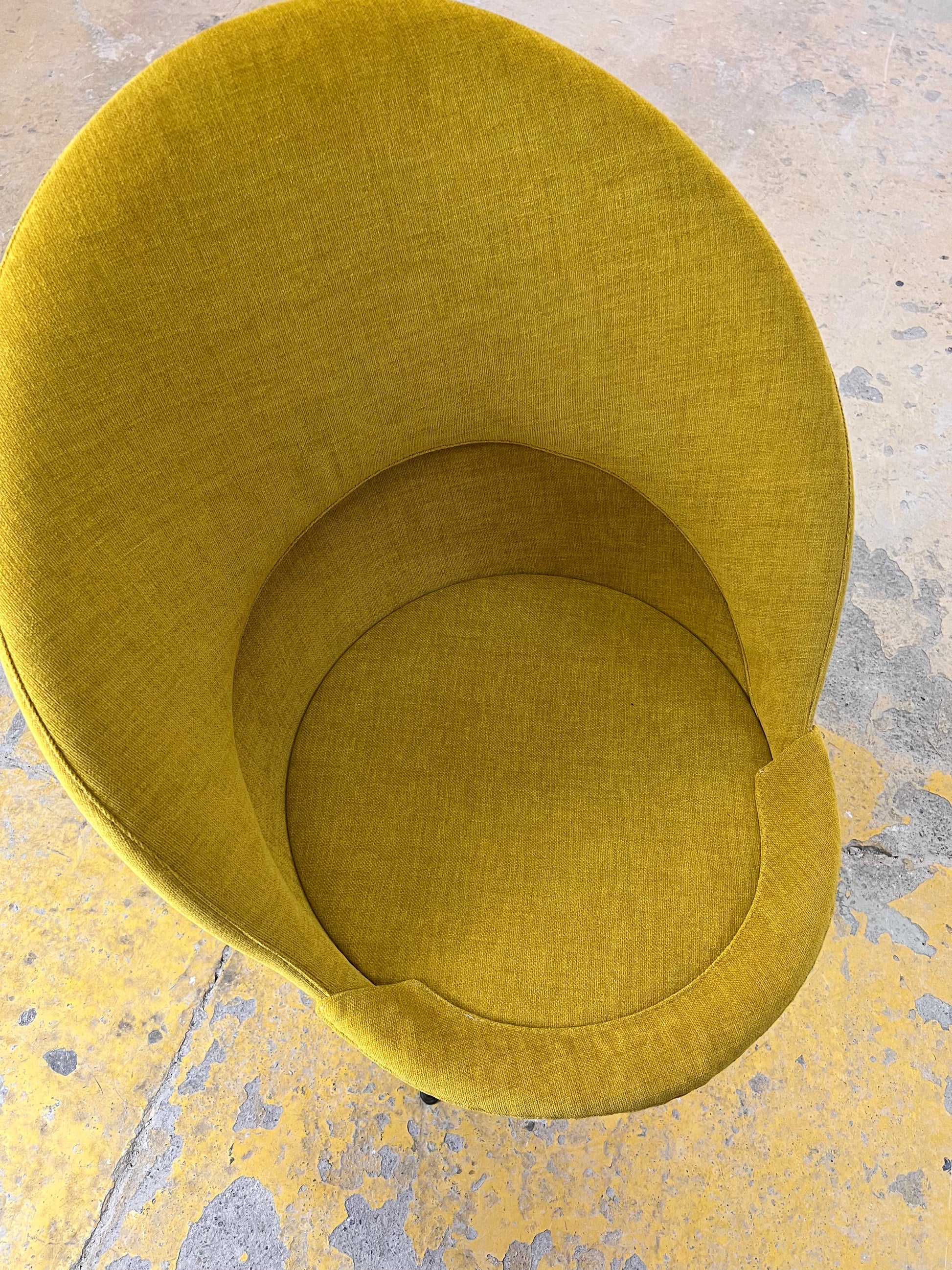 „Cone Chair“ gelb von Verner Panton neu bezogen