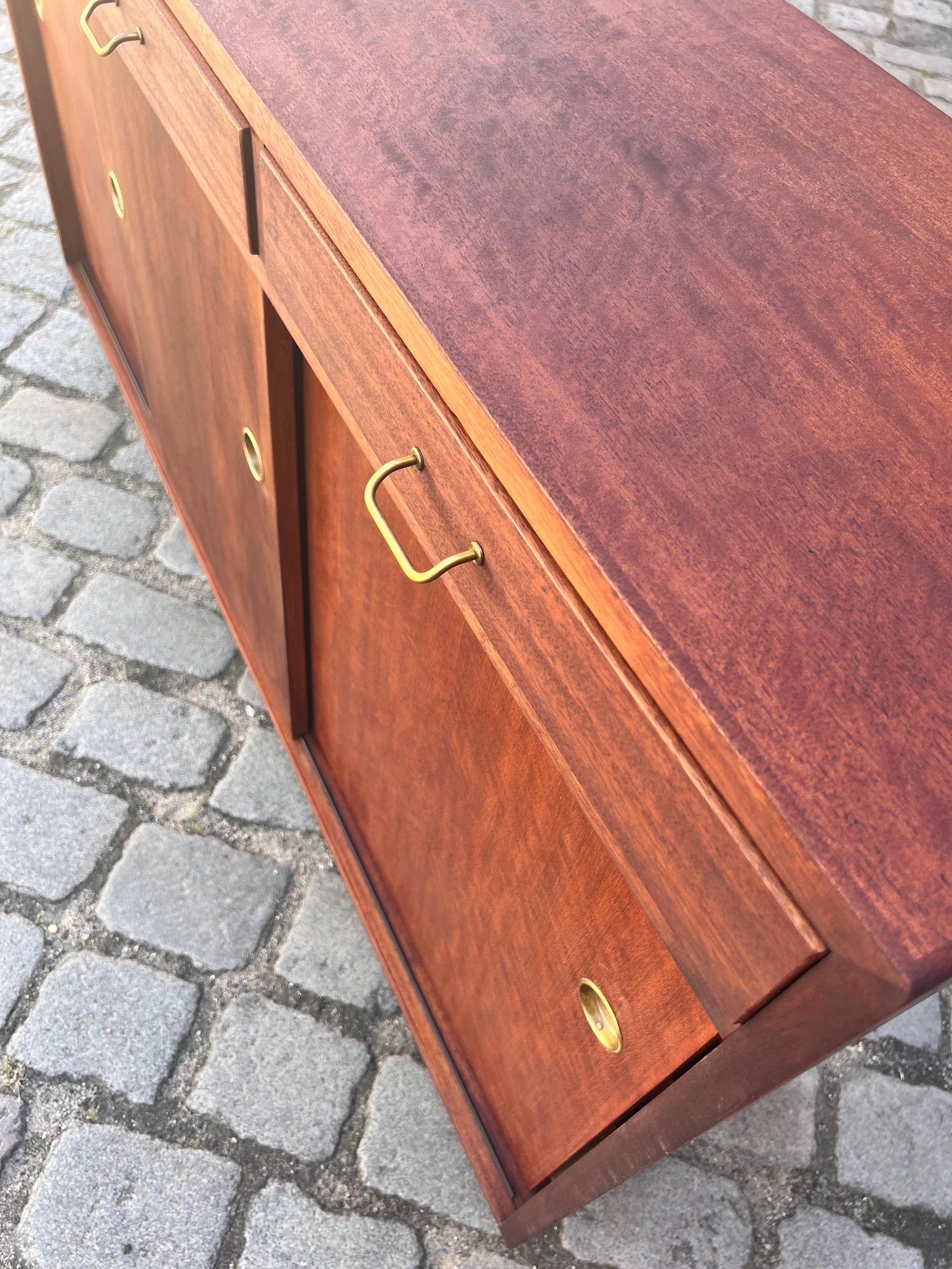 Schuhschrank Teak mit Messinggriffen aus Dänemark