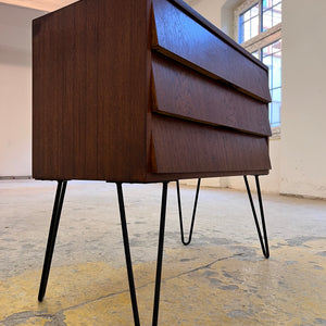 Kommode Nachtschrank Teak auf Hairpinlegs aus Dänemark
