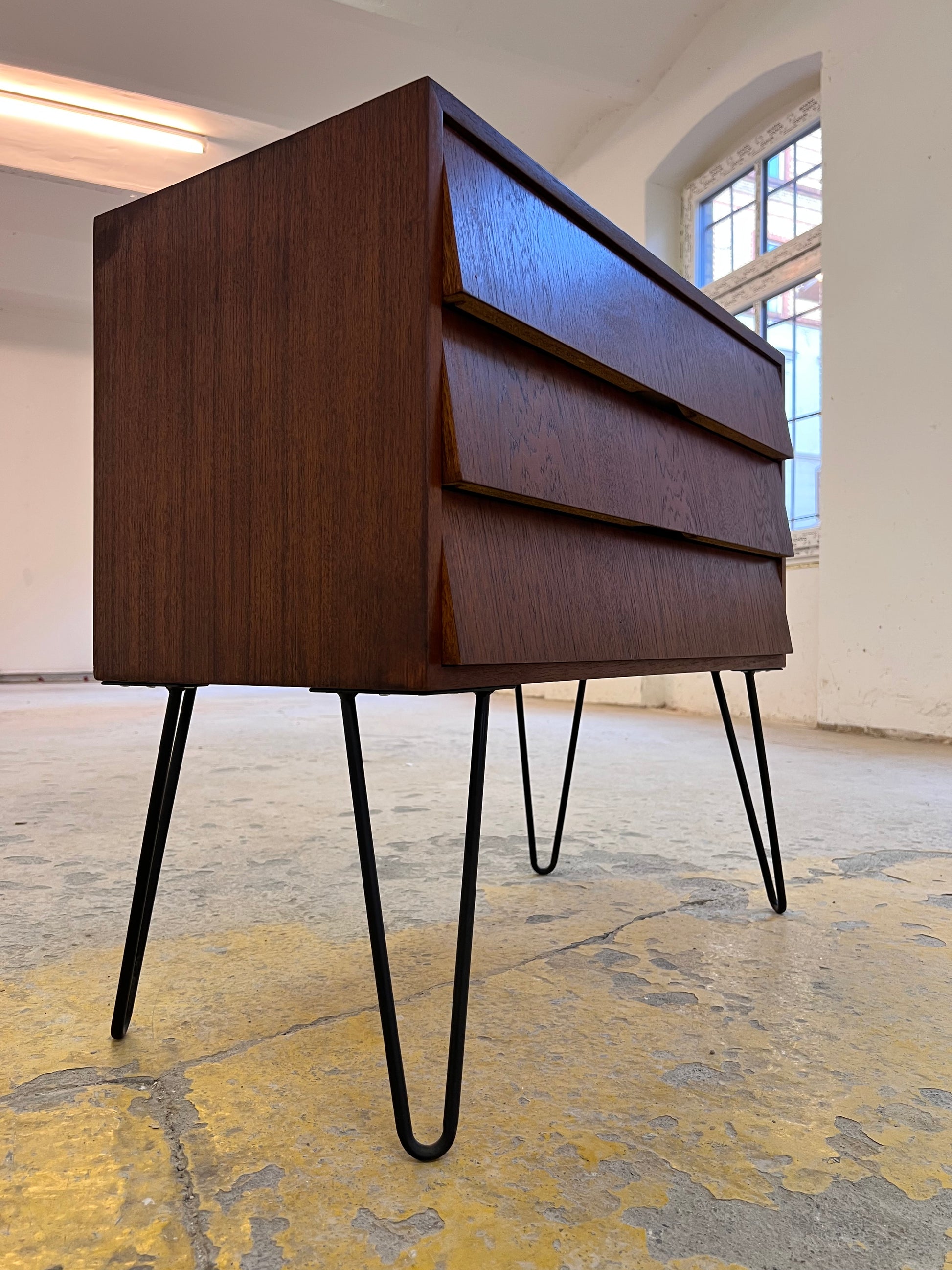 Kommode Nachtschrank Teak auf Hairpinlegs aus Dänemark