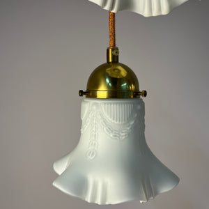 Blumenlampe Milchglas Messing aus Dänemark