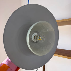 Lamellenlampe silbergrau mit marmoriertem Glasschirm aus Dänemark