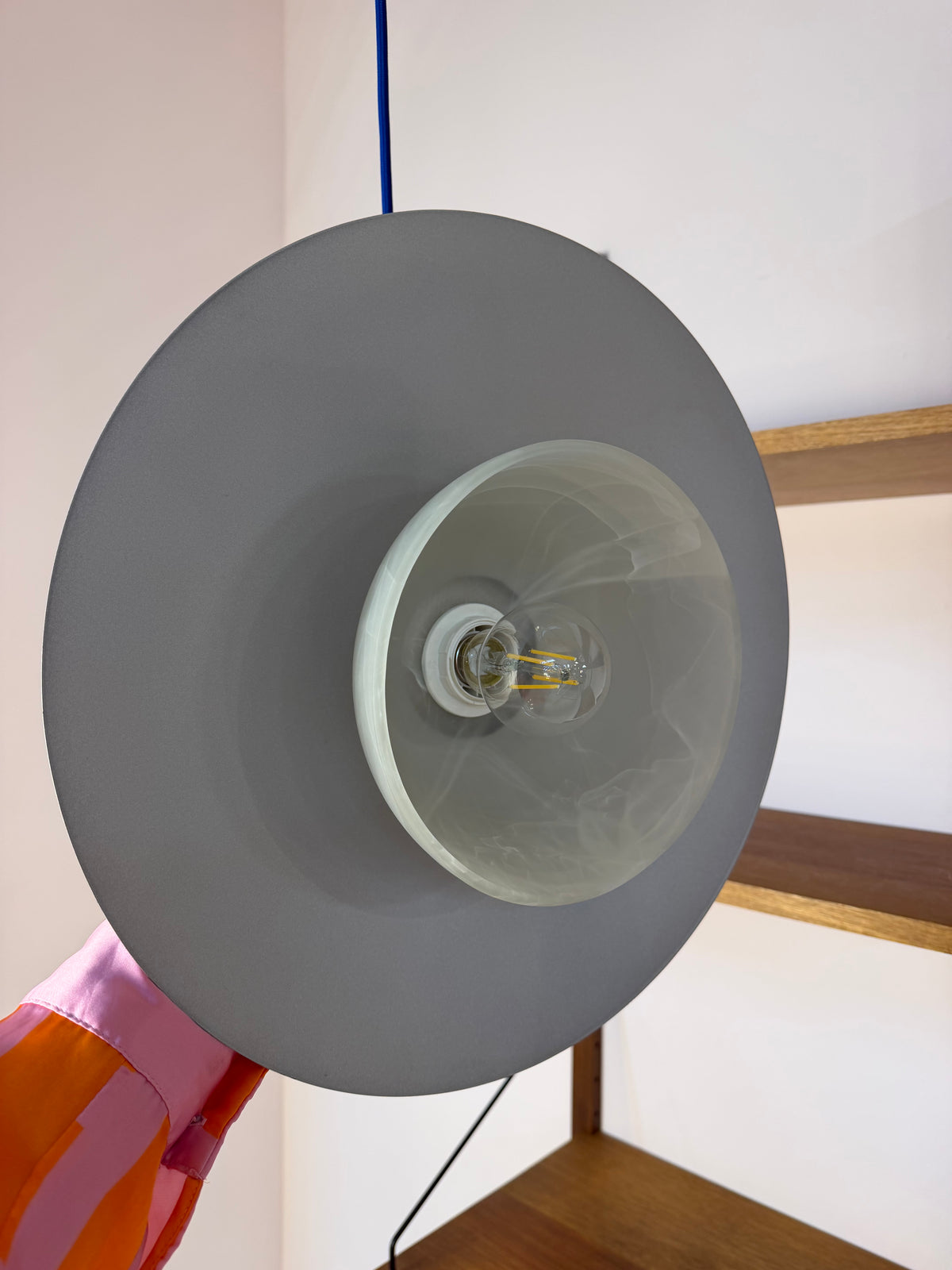 Lamellenlampe silbergrau mit marmoriertem Glasschirm aus Dänemark