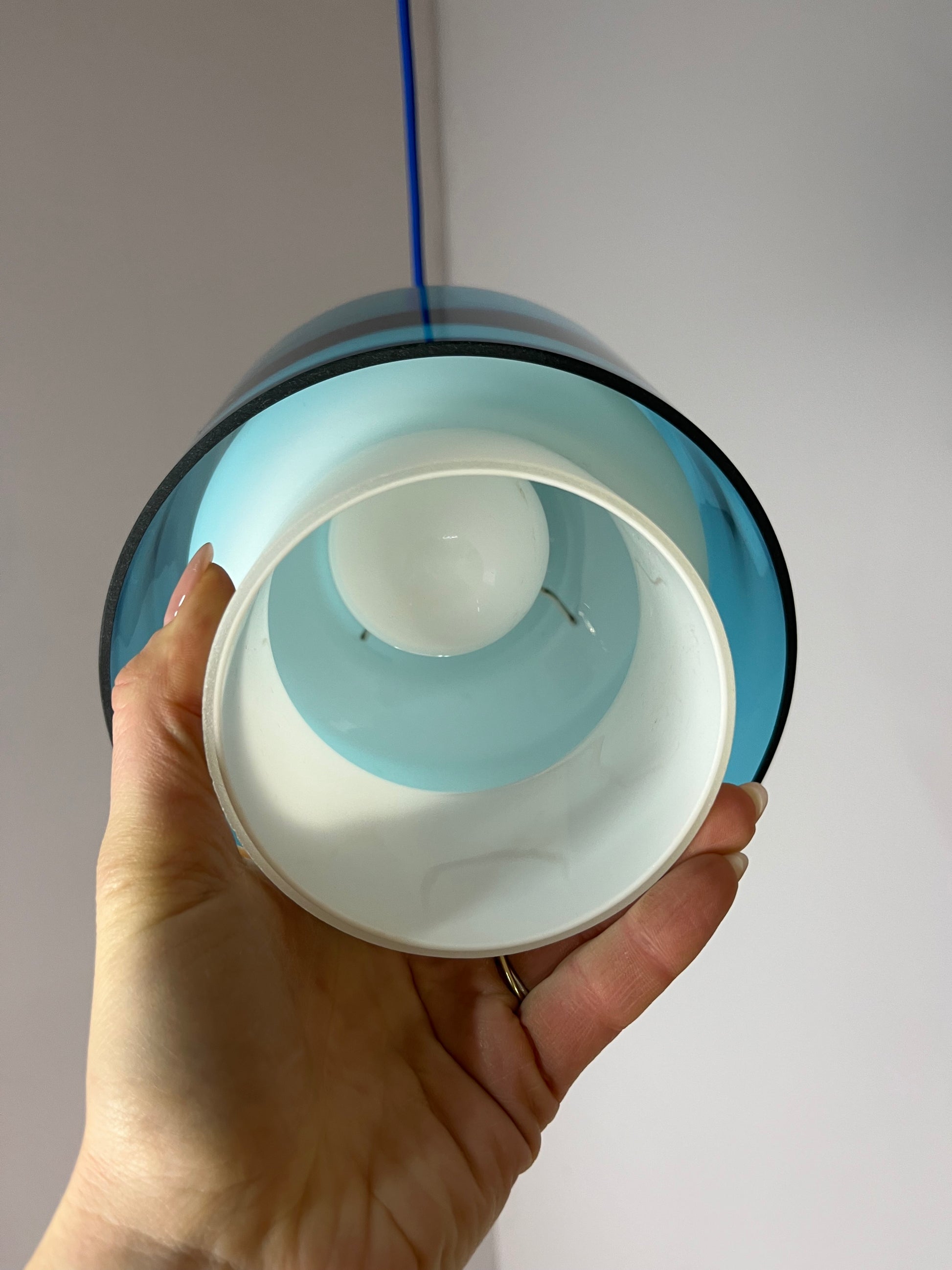 Hängelampe blau weiß Opalglas von Hyllinge Glasbruk