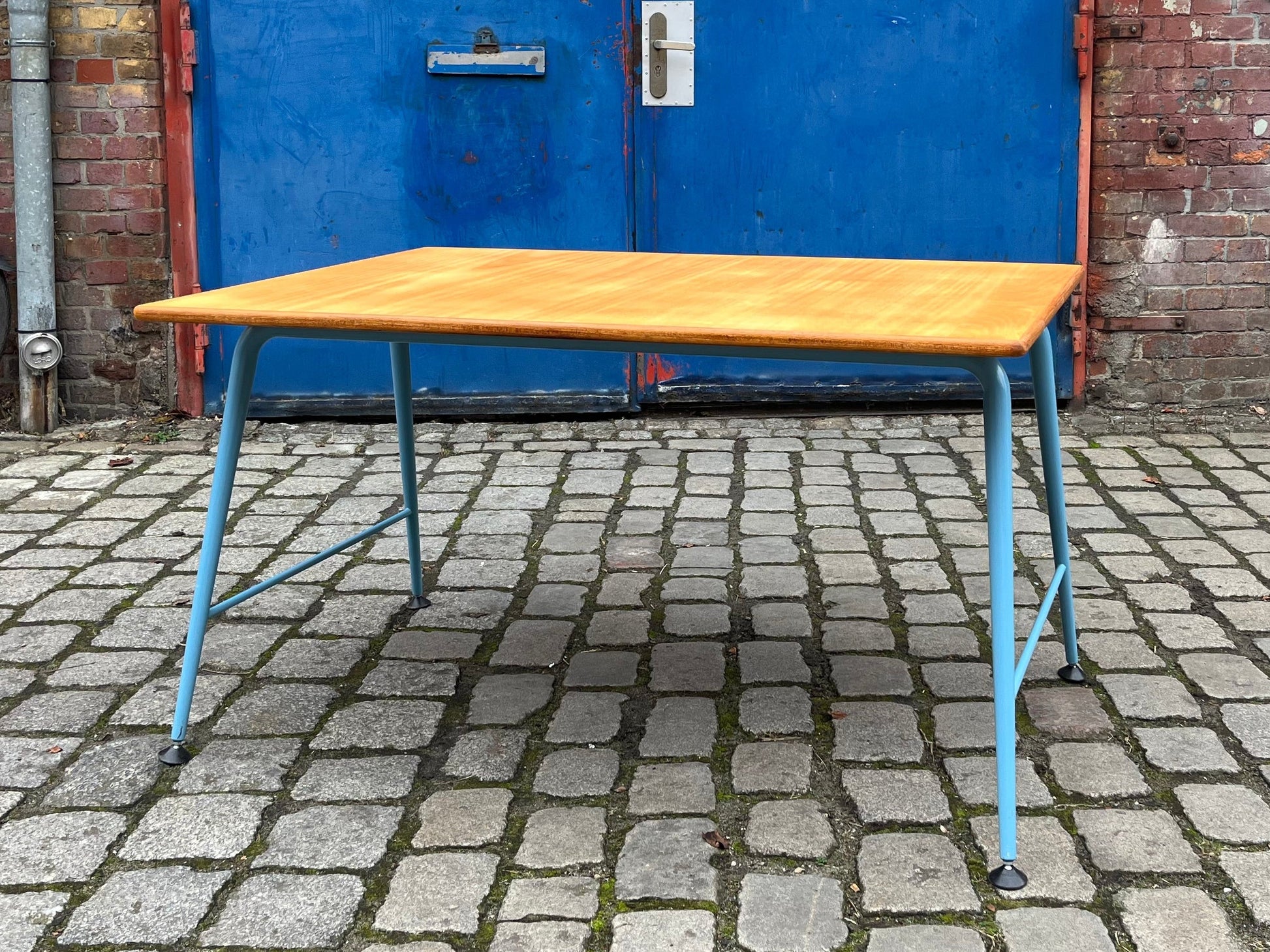 Esstisch Werktisch mit hellblauem Gestell