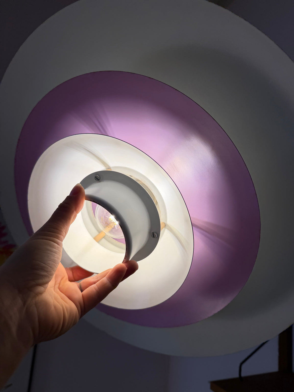 Lamellenlampe weiß lila von Formlight