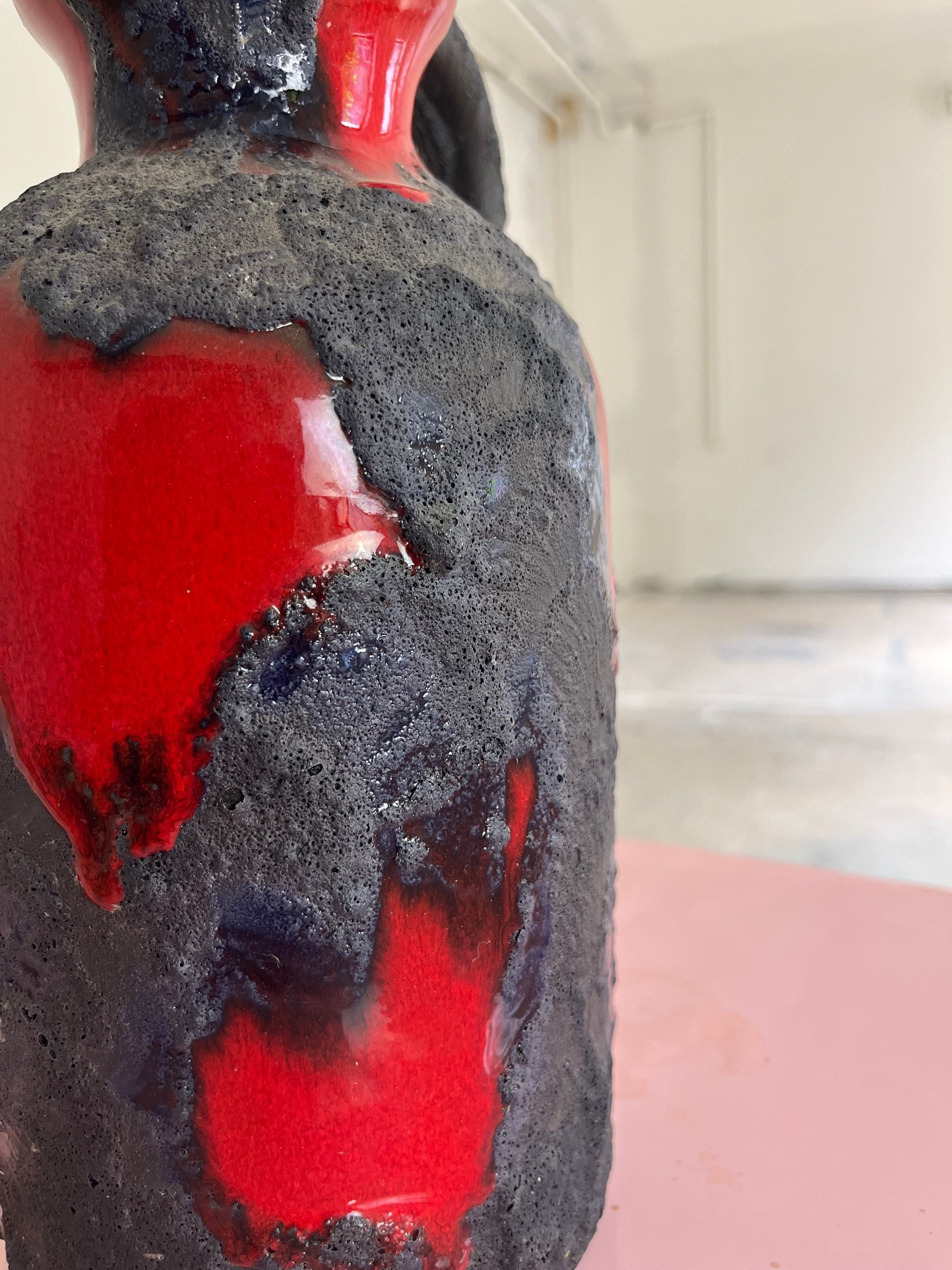 Vase Fat Lava rot schwarz von Marei Keramik