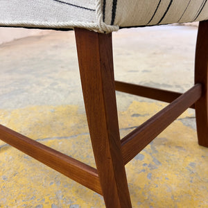 Armlehnstuhl mit paspeliertem Polster aus Dänemark