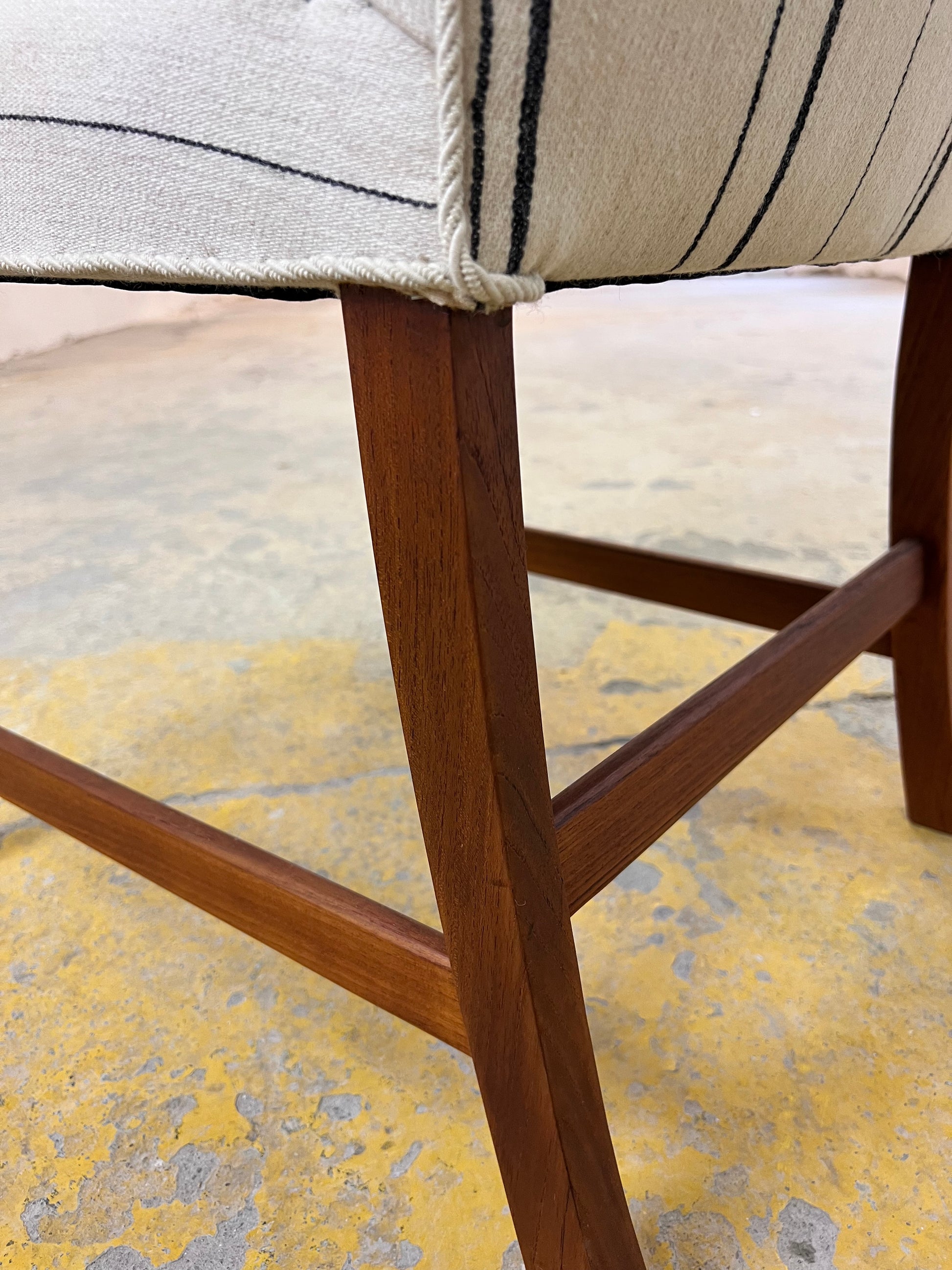 Armlehnstuhl mit paspeliertem Polster aus Dänemark