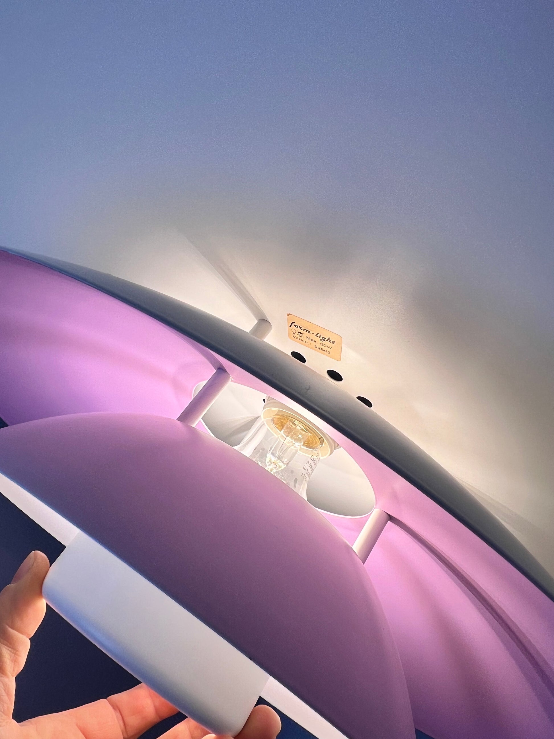 Lamellenlampe weiß lila von Formlight