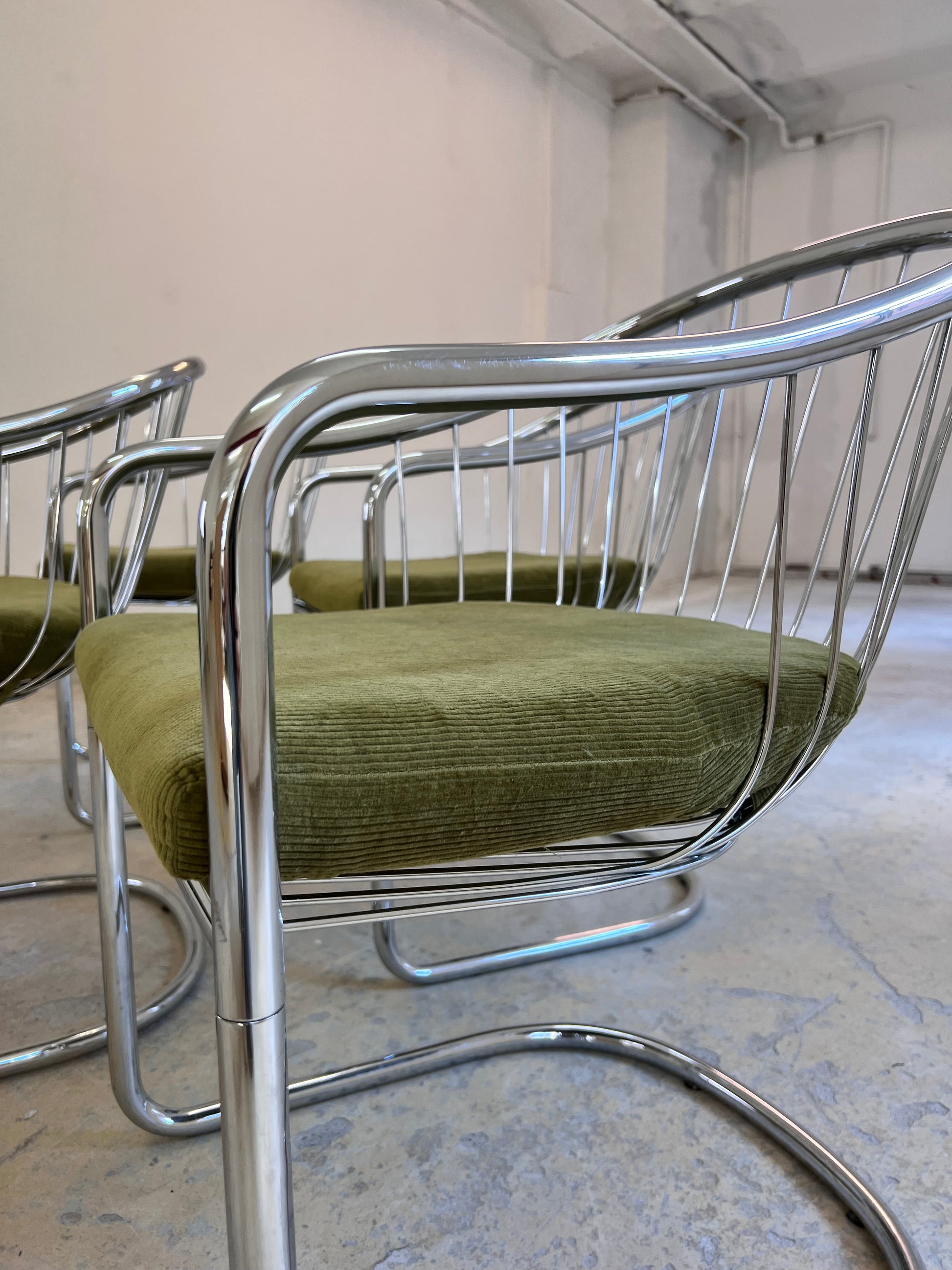 Freischwinger Chrom mit neuem, grünen Sitzkissen von Gastone Rinaldi