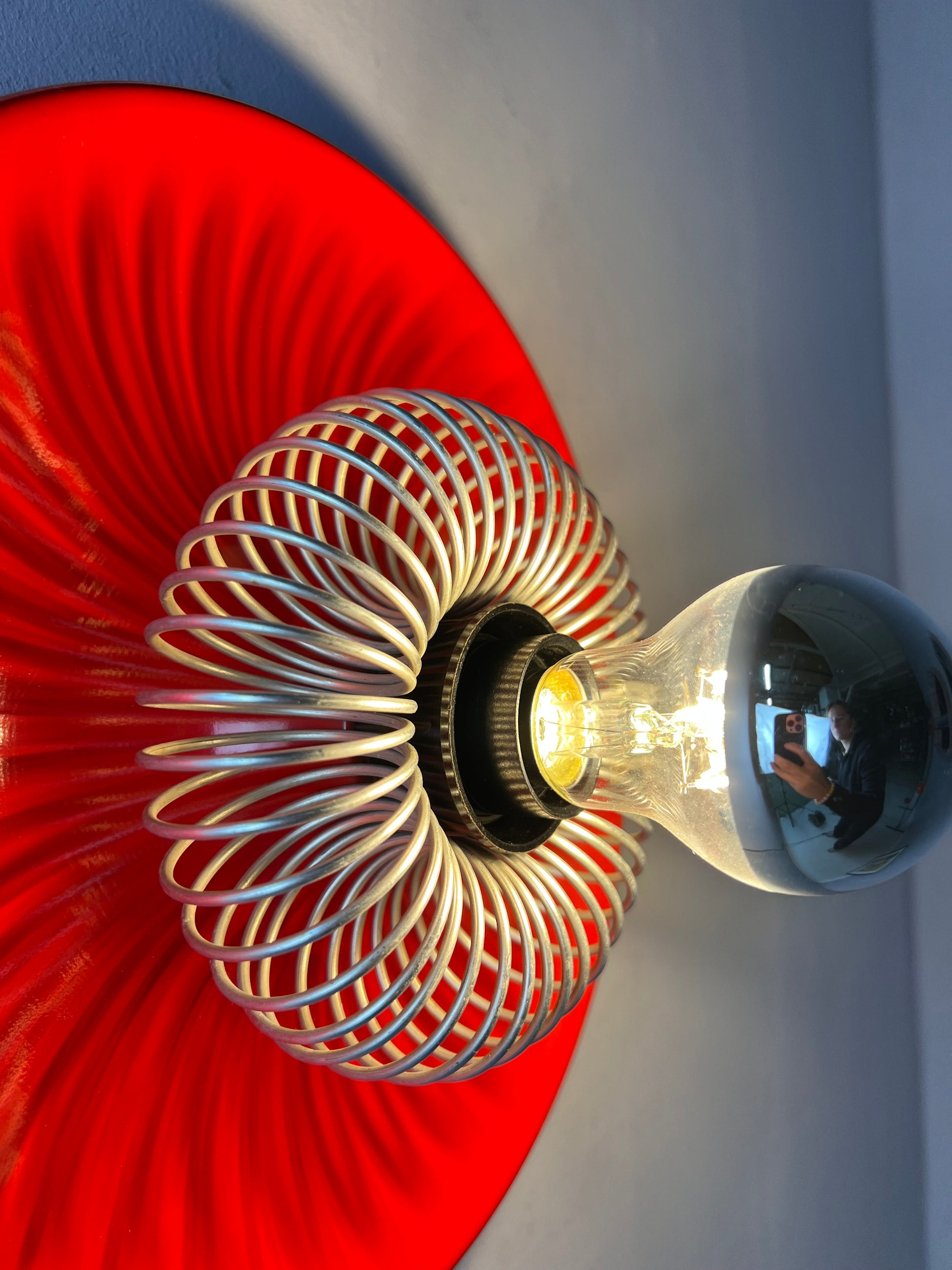 Decken-oder Wandlampe rot mit Sprirale von Elektromfem ISZ