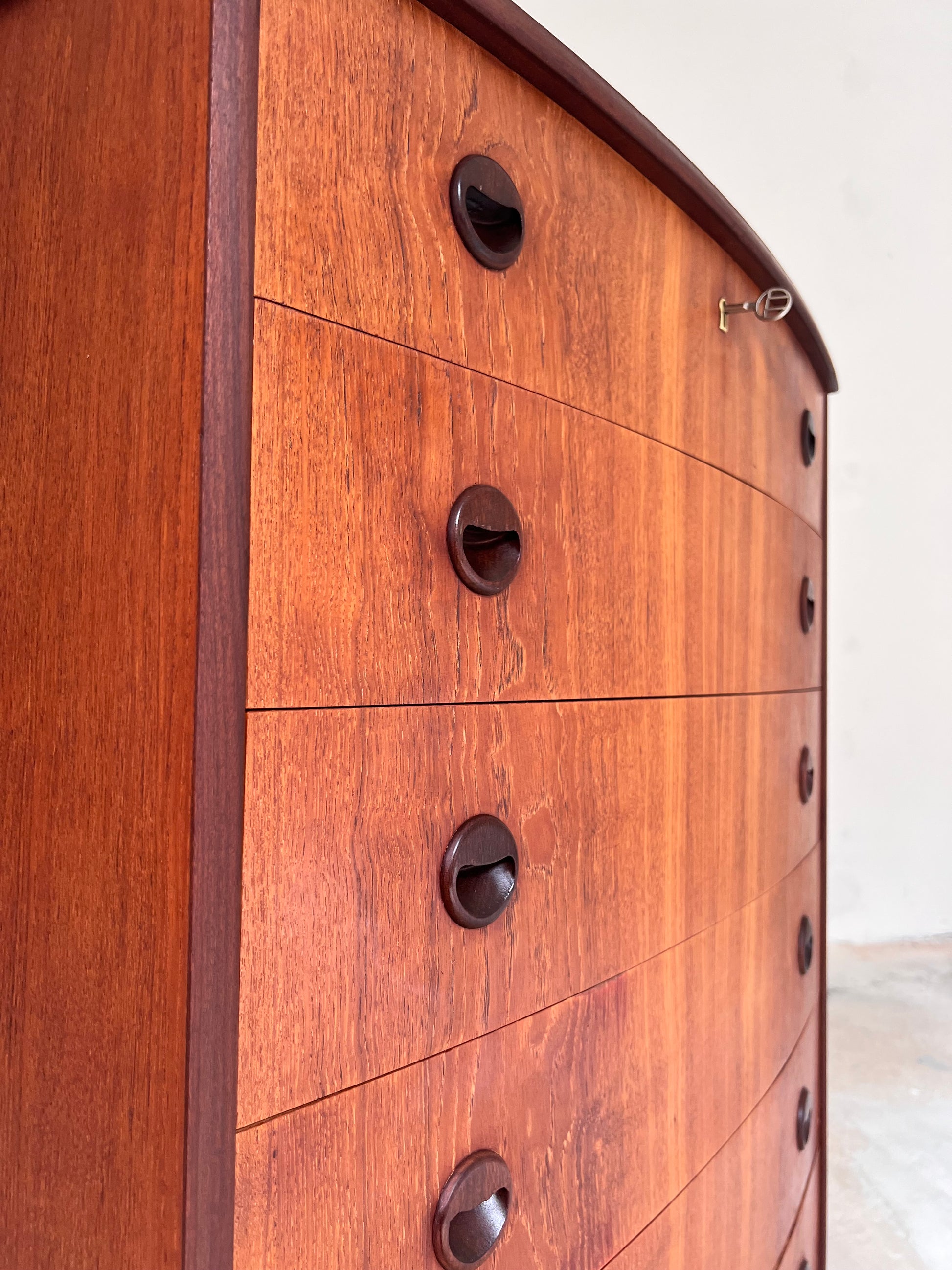 Halbrunde Kommode Teak mit runden Griffen & Schloss aus Dänemark