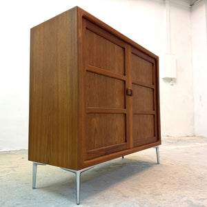 Schrank Teak mit neuen Chromfüßen aus Dänemark