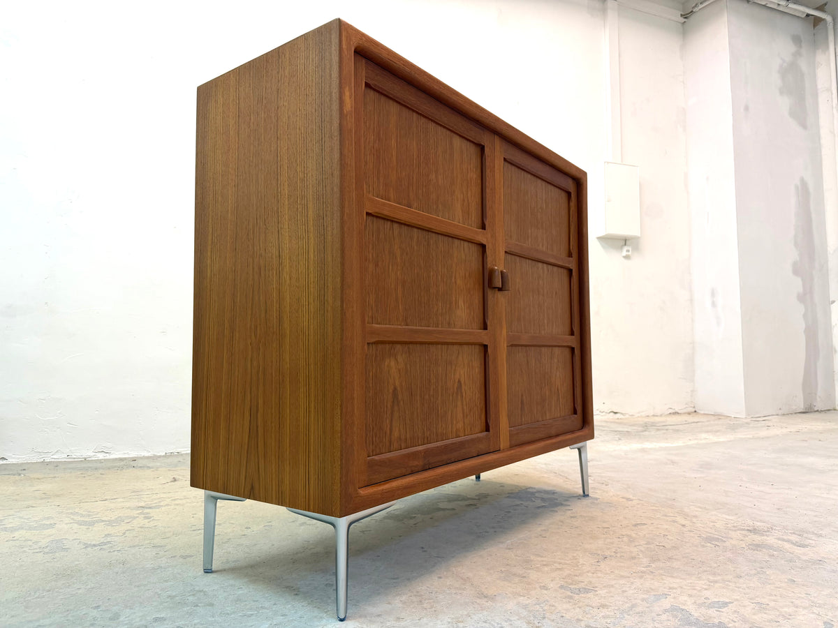 Schrank Teak mit neuen Chromfüßen aus Dänemark