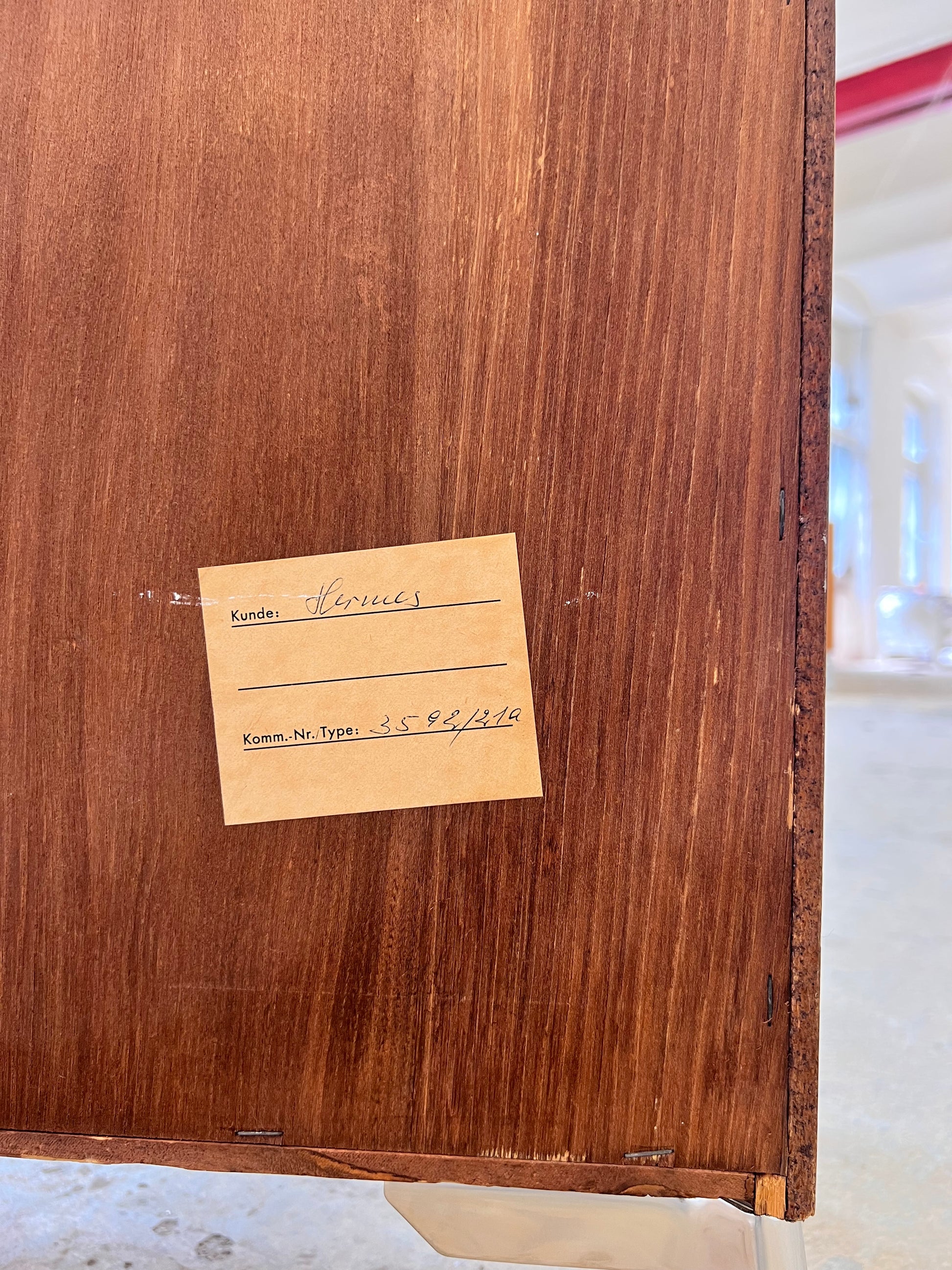Regal Nussbaum mit neuen Chromfüßen