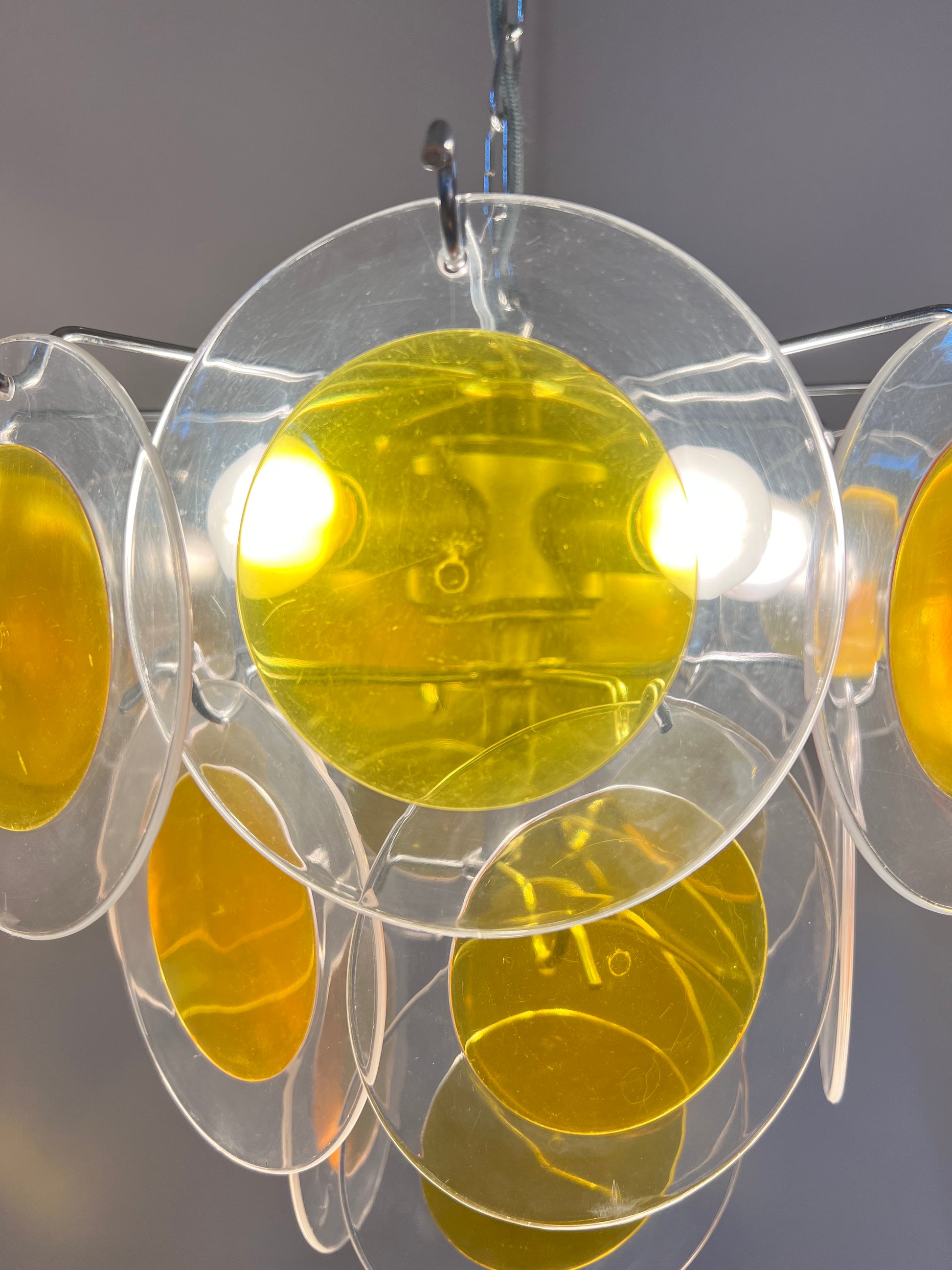 Kronleuchter gelb silber mit Plexiglas-Scheiben