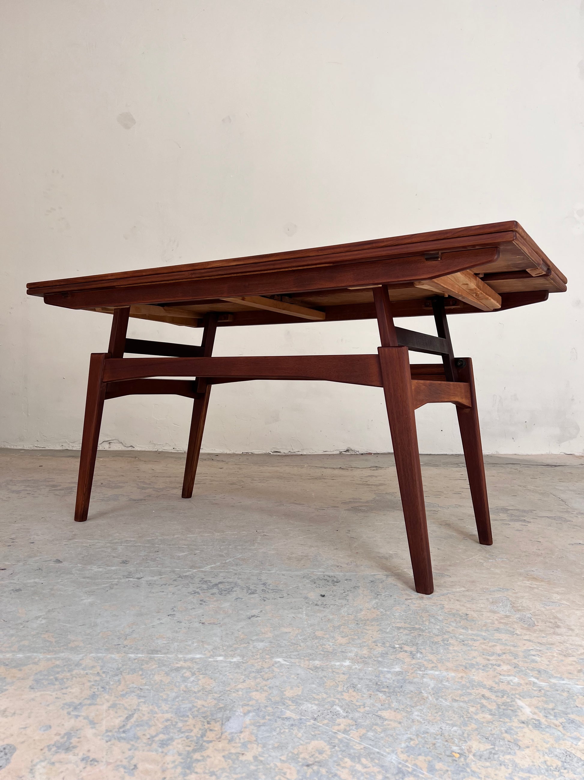 Höhenverstellbarer Couchtisch Teak mit Auszügen aus Dänemark