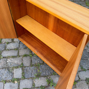 Schrank Typ 605 Esche mit neuen Chromfüßen von Hellerau