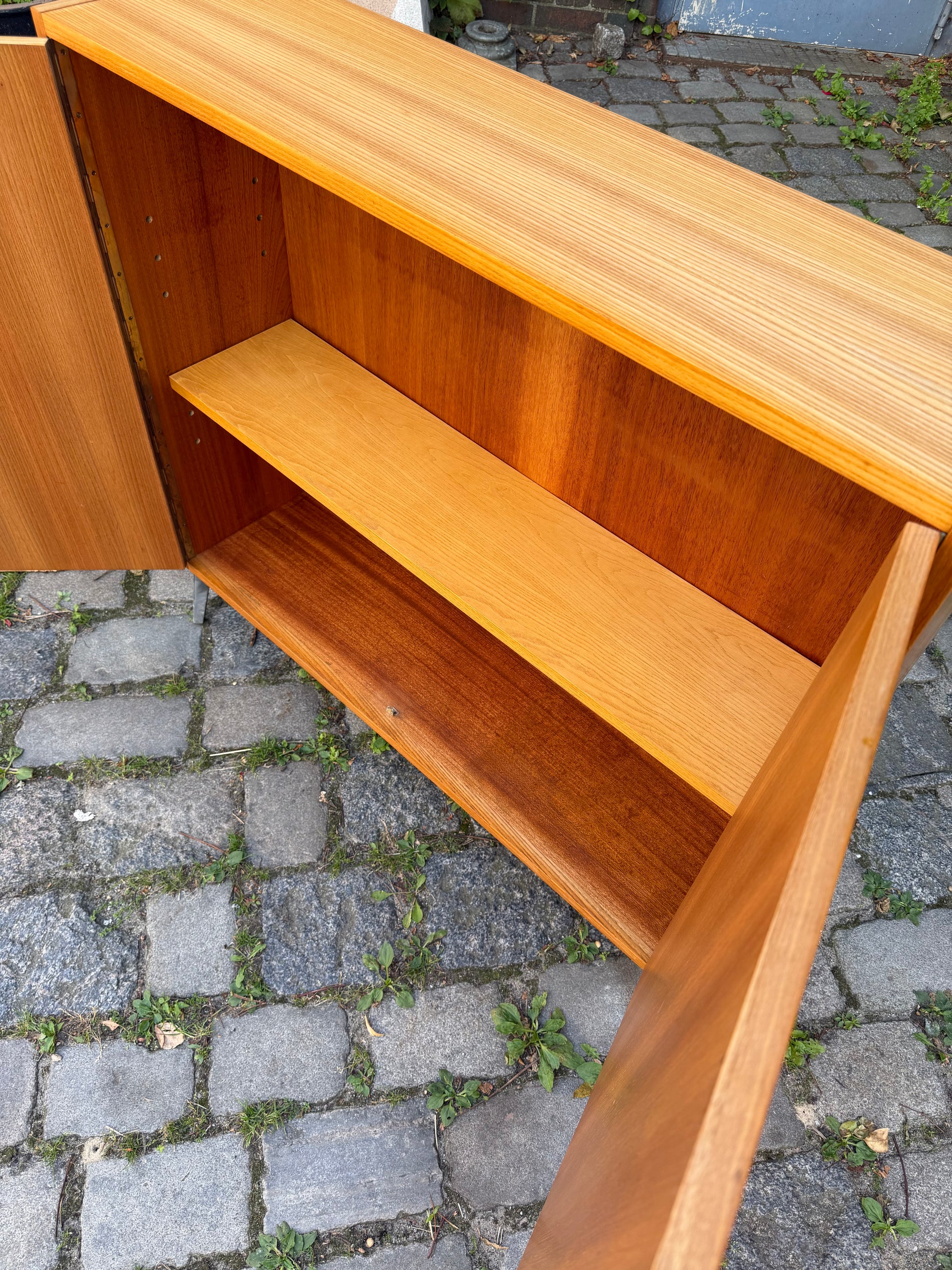 Schrank Typ 605 Esche mit neuen Chromfüßen von Hellerau