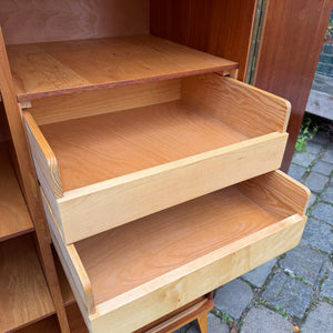 Kleiderschrank Ahorn mit cremefarbener Deckplatte