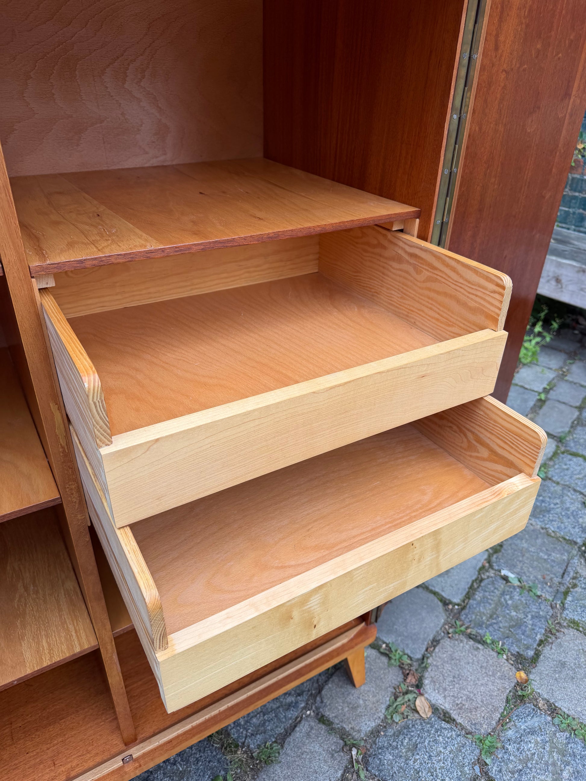Kleiderschrank Ahorn mit cremefarbener Deckplatte
