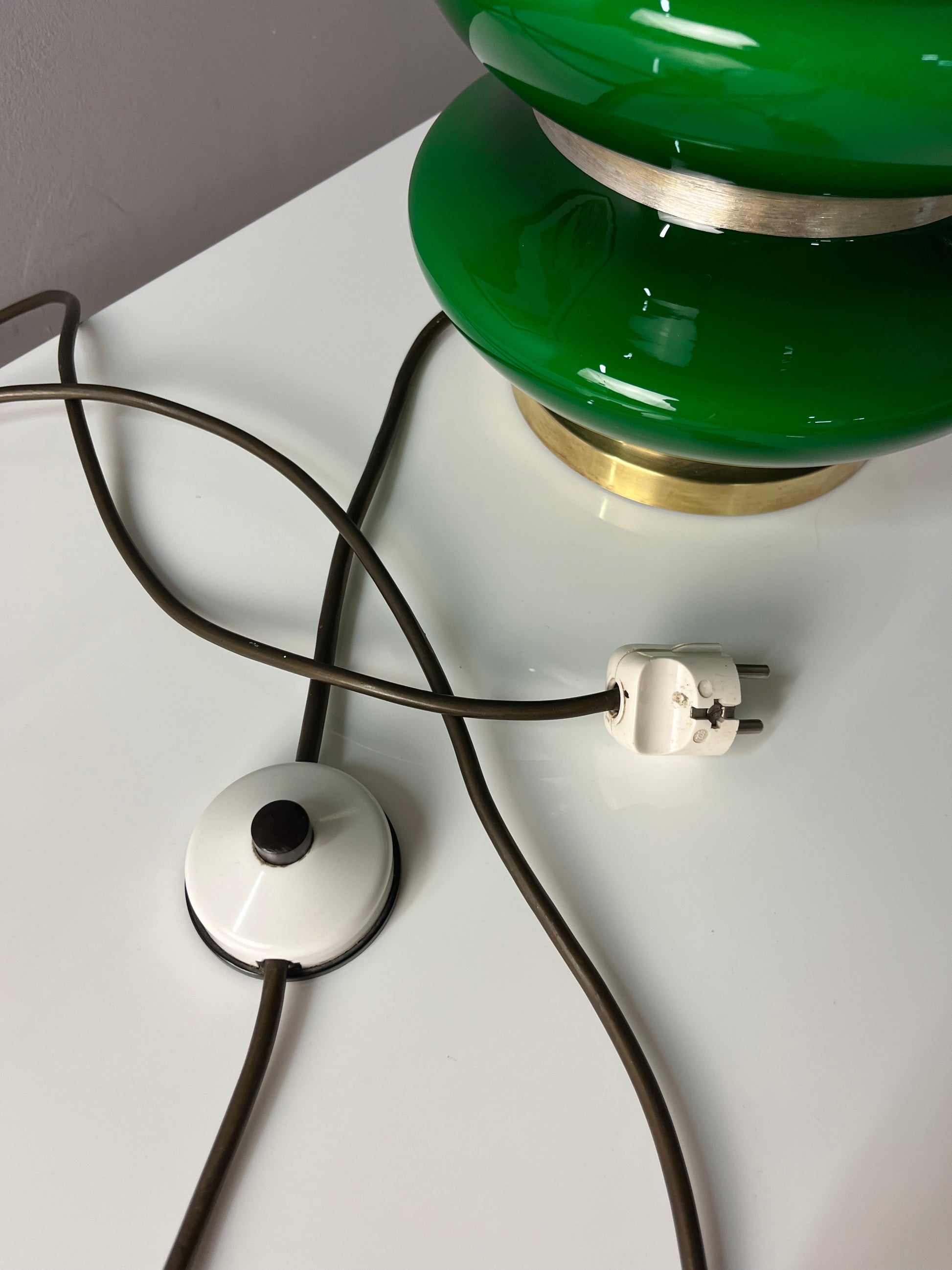 Tischlampe grün mit leuchtendem Glasfuß und floralem Schirm von Doria