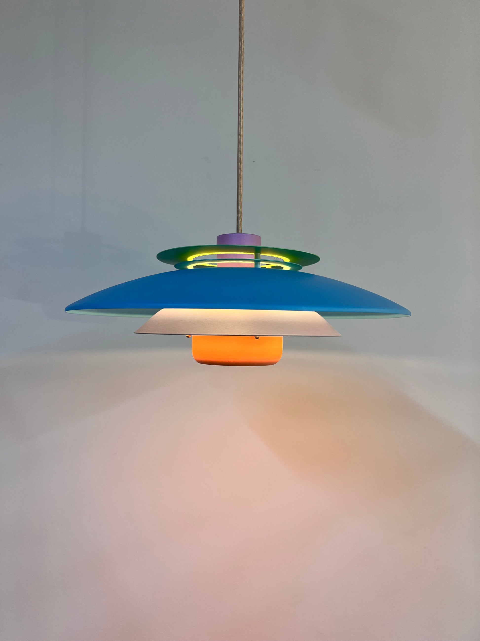 Lamellenlampe neu lackiert, Dänemark
