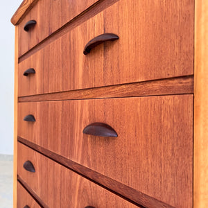 Kommode Teak mit Muschelgriffen & Schloss aus Dänemark